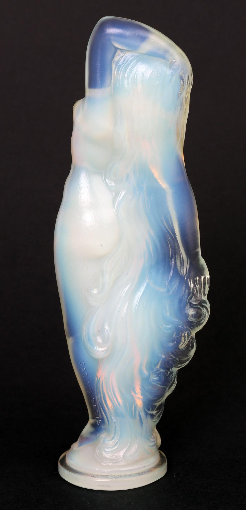 Milieu du XXe siècle Figure nue en verre opalescent Art Déco français Marius Ernest Sabino en vente