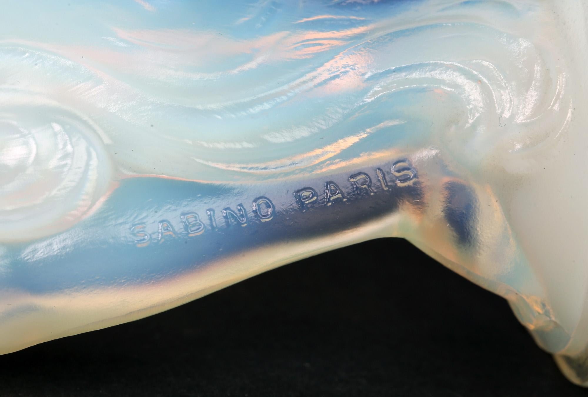 Figure nue en verre opalescent Art Déco français Marius Ernest Sabino en vente 1