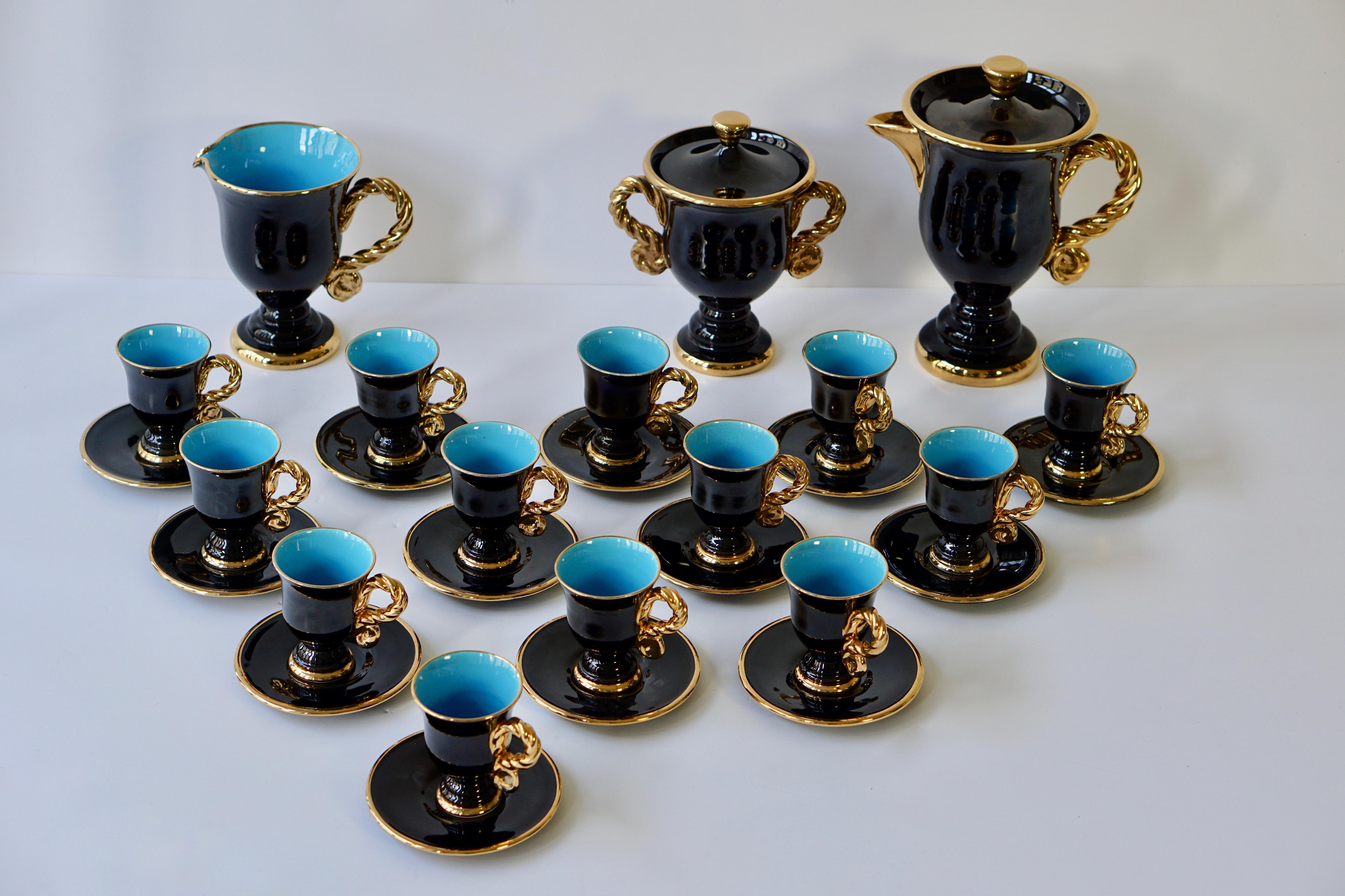 Juego de té y café de cerámica dorada Marius Giuge, Vallauris, hacia 1960 Moderno de mediados de siglo en venta