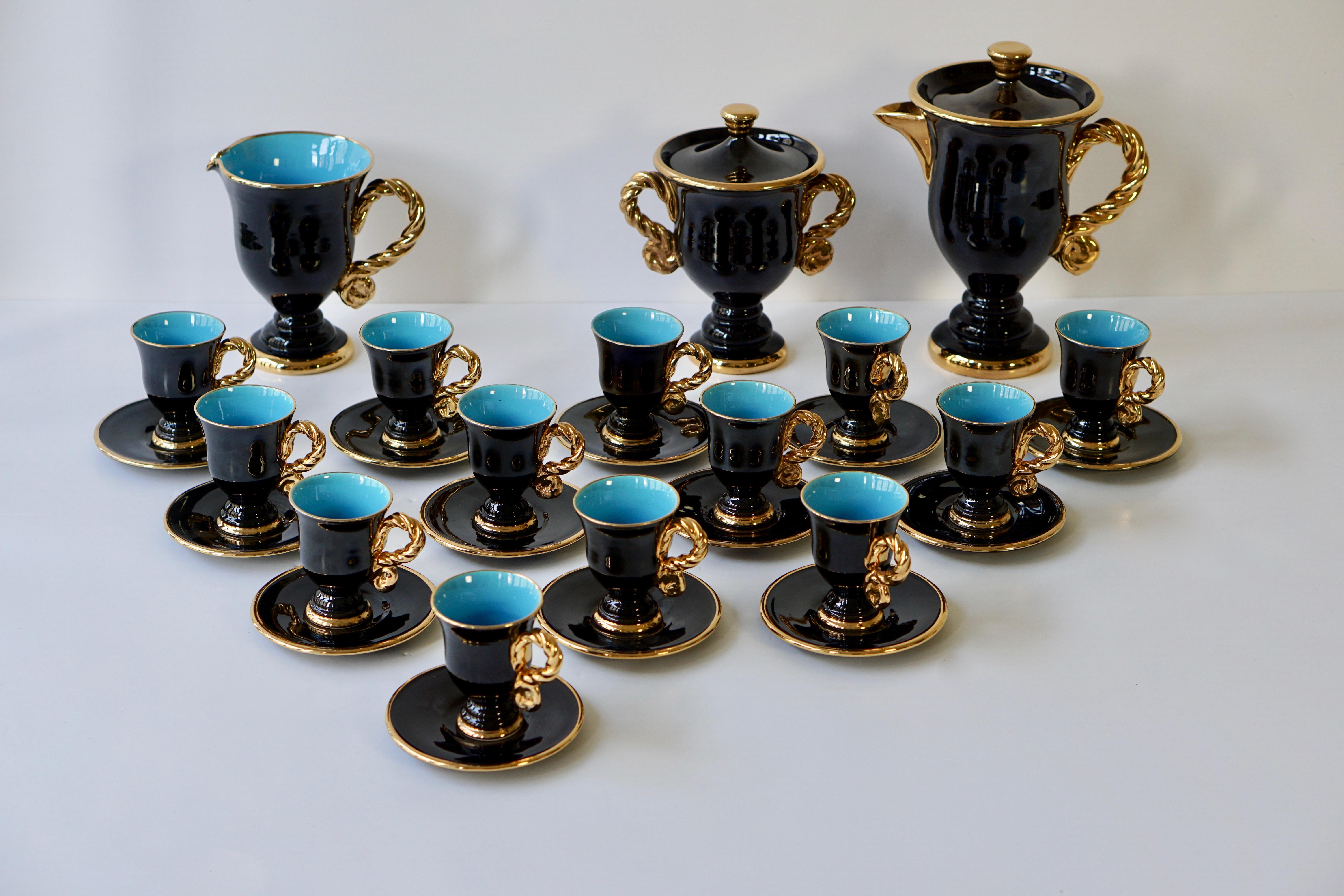 Mid-Century Modern Service à thé et café en céramique fine et dorée Marius Giuge, Vallauris, vers les années 1960 en vente