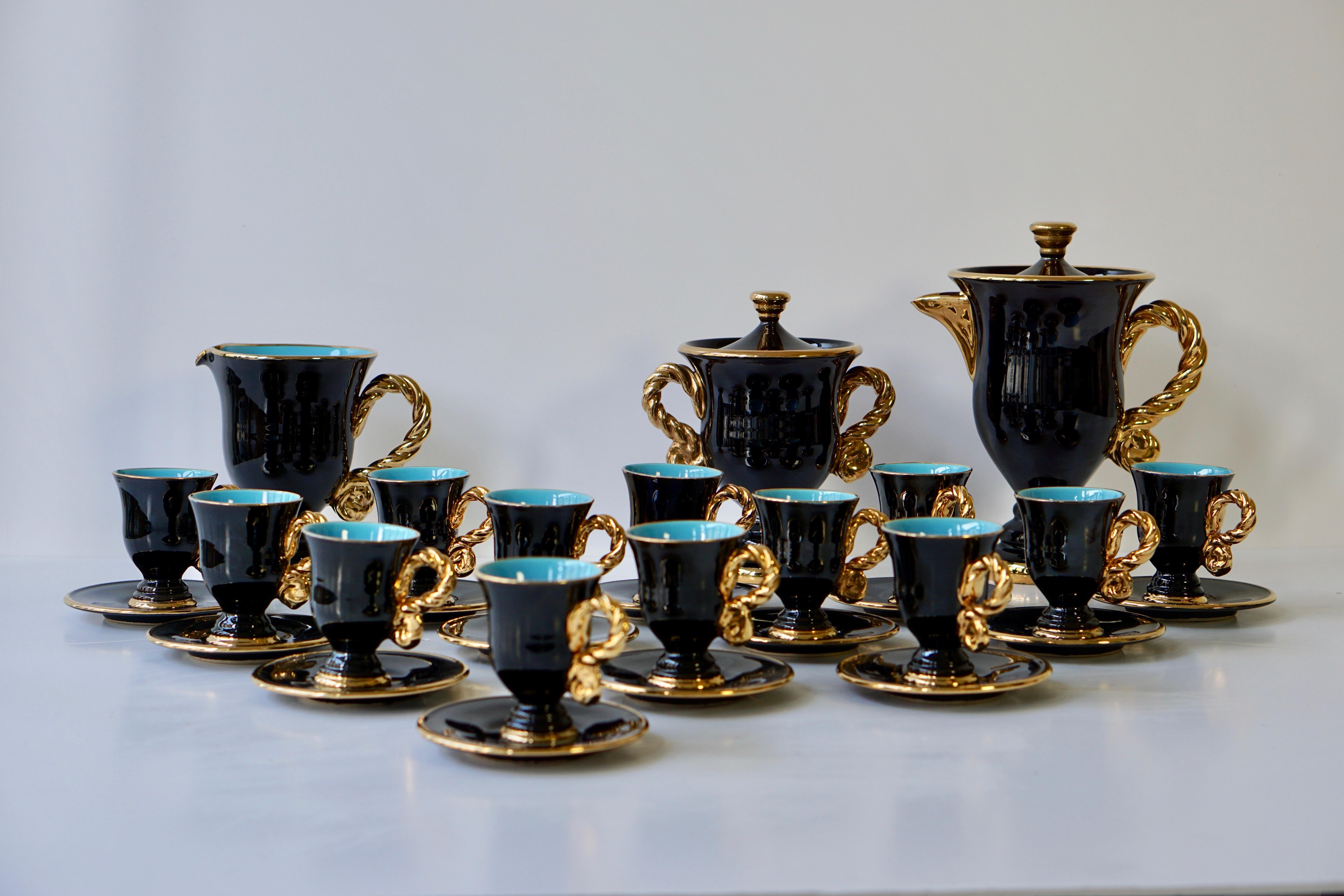 Doré Service à thé et café en céramique fine et dorée Marius Giuge, Vallauris, vers les années 1960 en vente