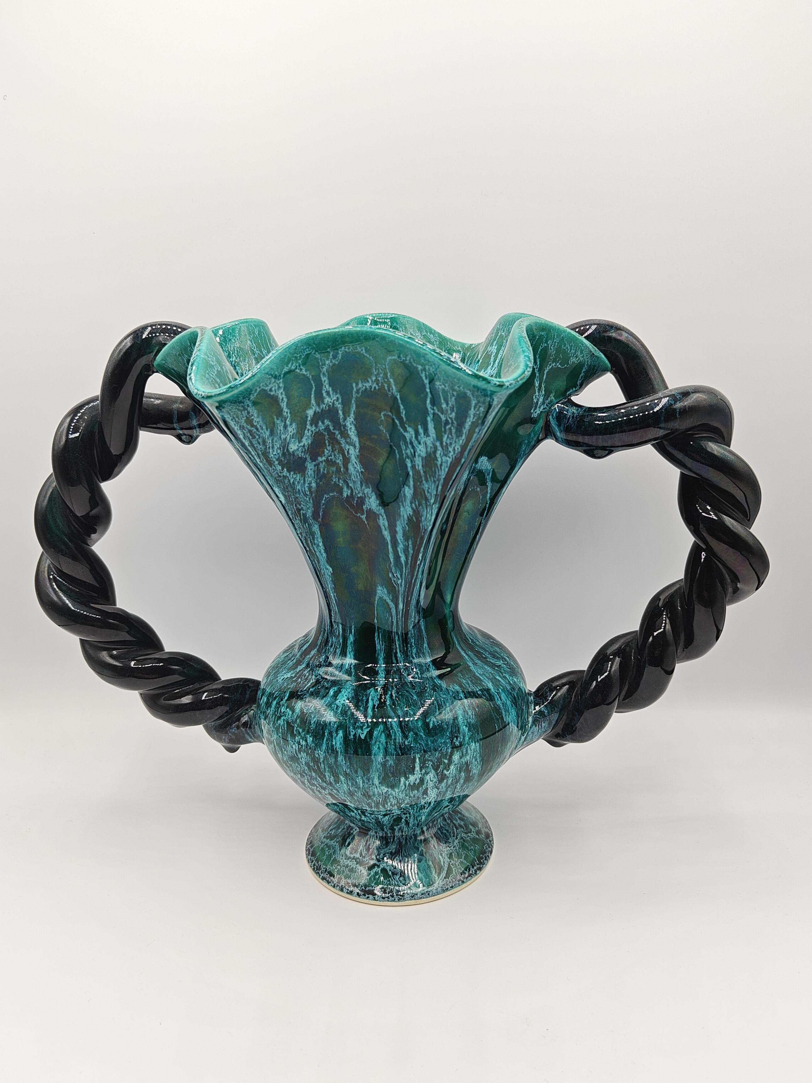Magnifique vase des années 1950, en céramique émaillée, par Marius Giuge, céramiste à Vallauris. L'émail vert malachite avec ces dégradés blancs ou noirs est très reconnaissable dans l'œuvre de Marius Giuge. 

Ce vase est signé par un cachet en