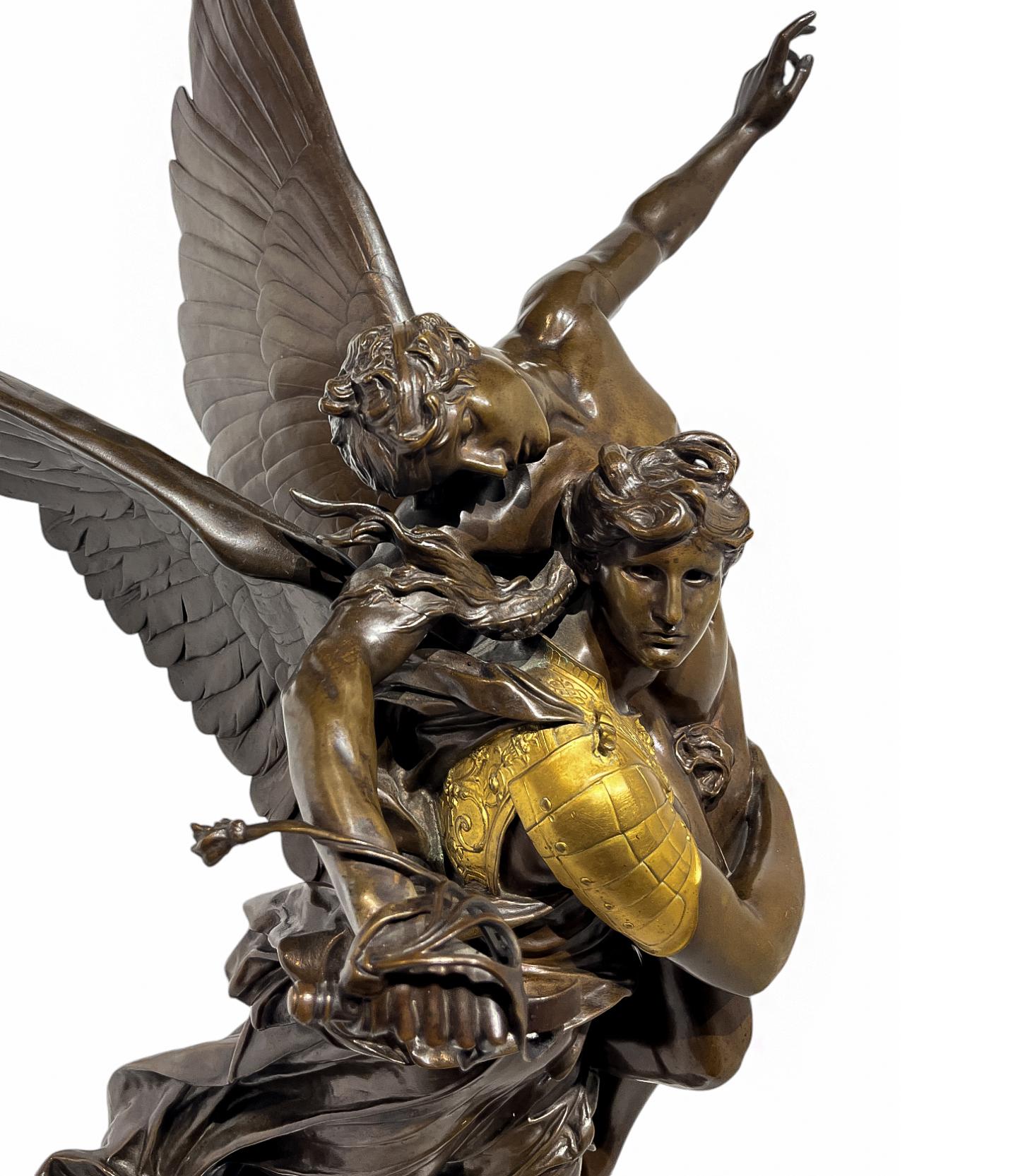 Gloria Victis, figura alada de la victoria que porta a un guerrero caído, fundida en bronce con pátina marrón. Con la inscripción 