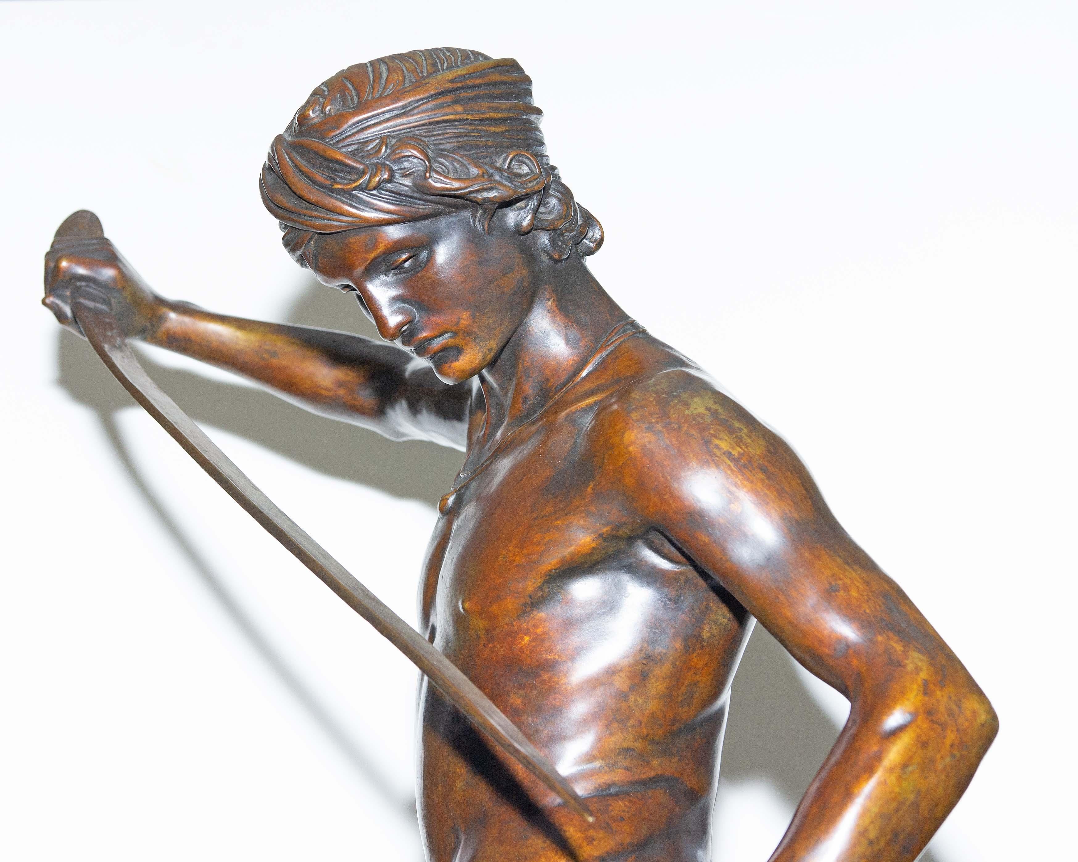 Belle statue française en bronze orientaliste de David après le combat contre Goliath par Antonin Mercie. Ce sujet a reçu la médaille d'honneur lors de son exposition au Salon des Beaux-Arts de Paris. Fin du 19e siècle. 42
