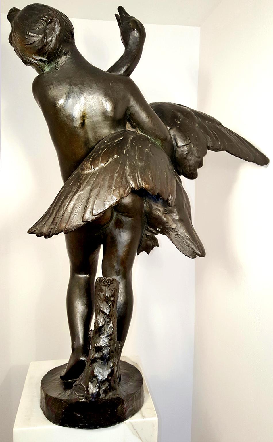 Nacktes Mädchen und Swan Bronze  (Gold), Nude Sculpture, von Unknown