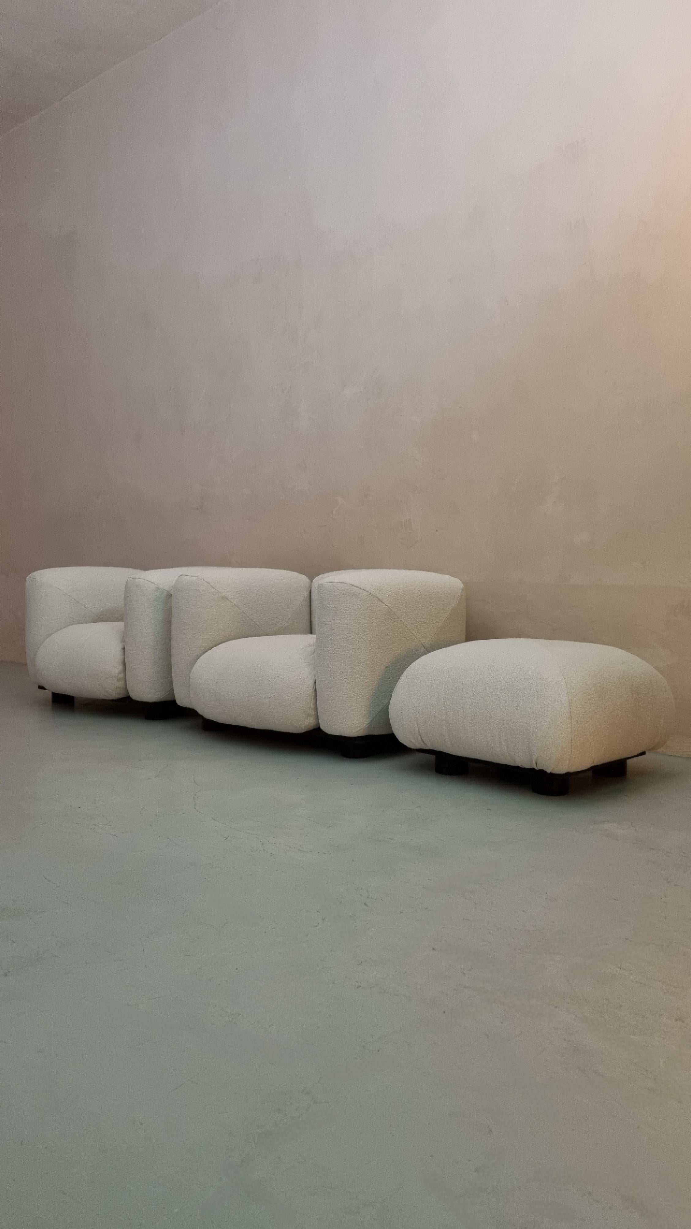 Ensemble de 2 fauteuils Marius & Marius et ottoman conçus par Mario Marenco pour Arflex dans les années 1970.
Structure en métal peint, base en bois, coussins en caoutchouc mousse, rembourrage en coton et pieds en plastique.
Excellent état, nouvelle