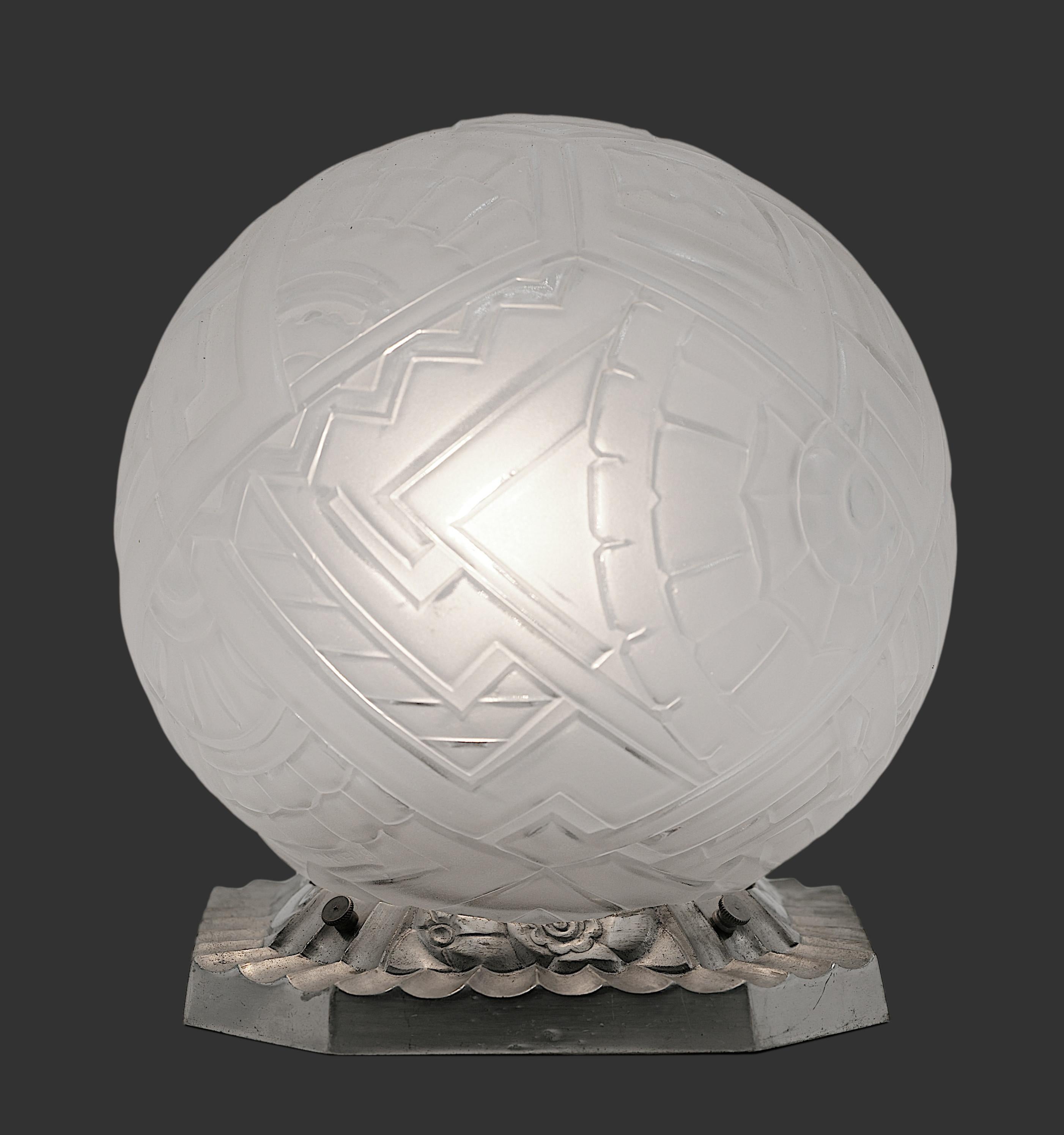Exquise lampe de table Art déco française de  Marius-Ernest SABINO (Paris), France, années 1920. Large abat-jour en verre moulé dépoli. Base en bronze nickelé. Signé 