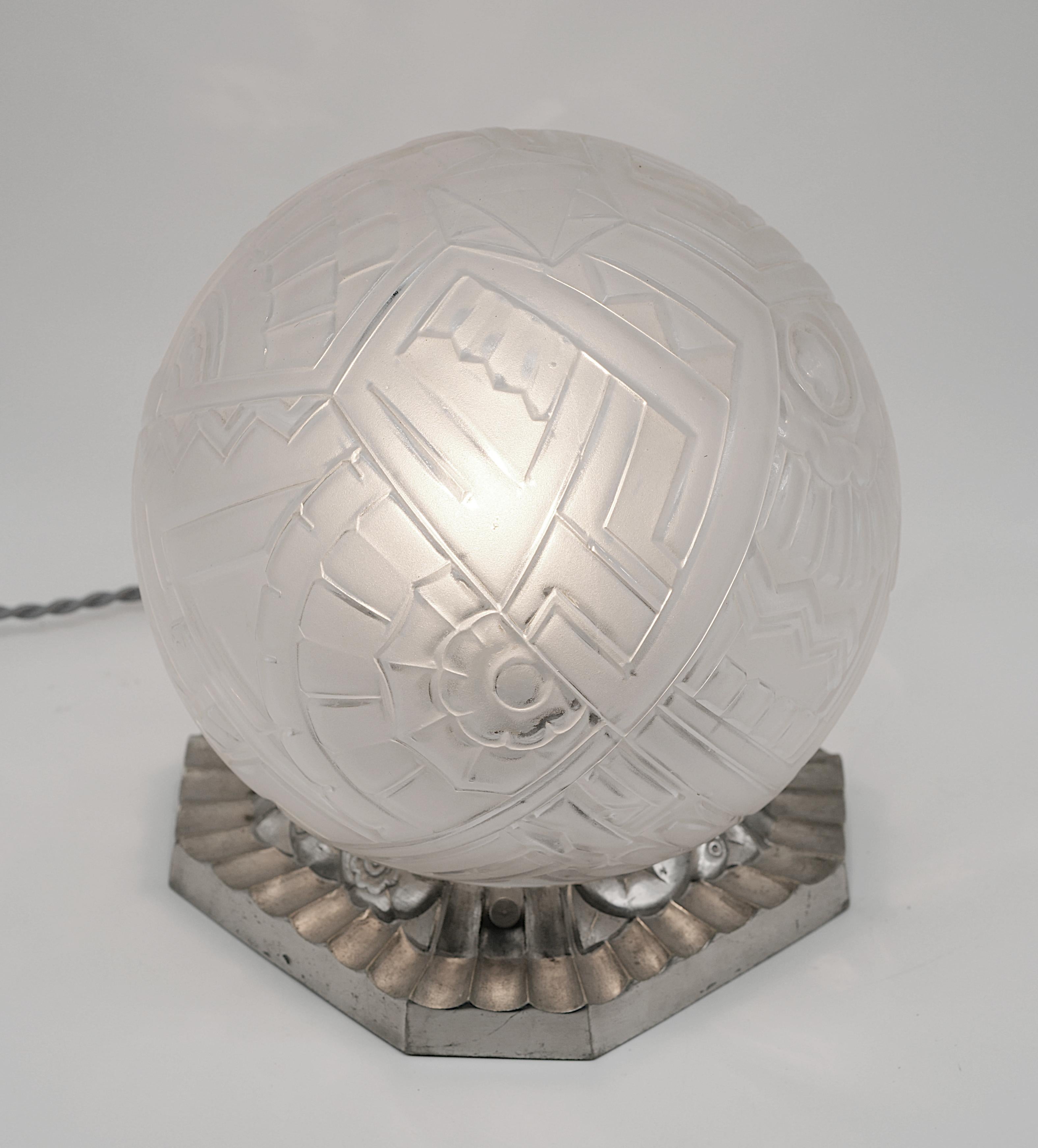 Français Lampe de table Art Déco française Marius SABINO, 1920 en vente