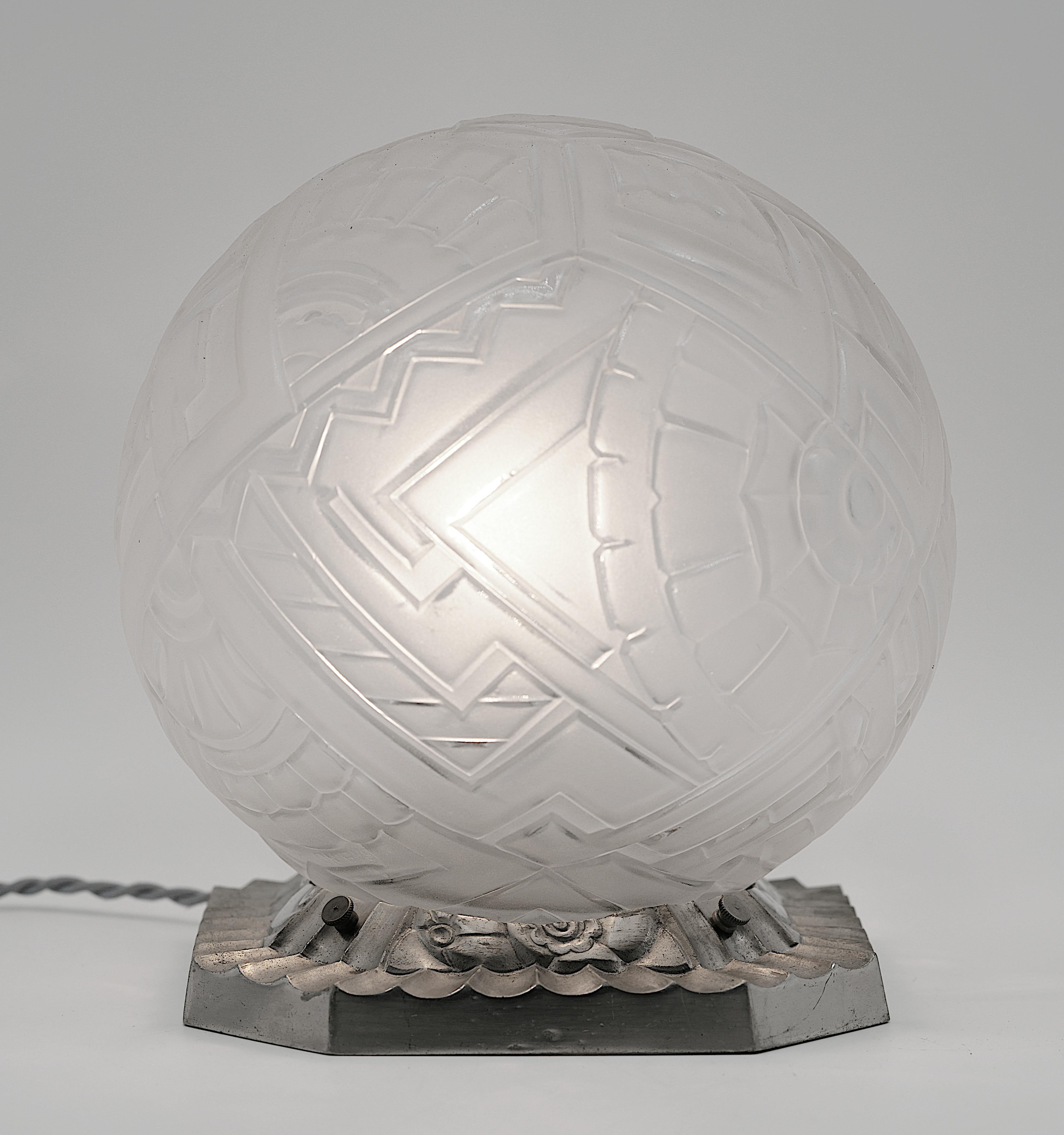 Dépoli Lampe de table Art Déco française Marius SABINO, 1920 en vente