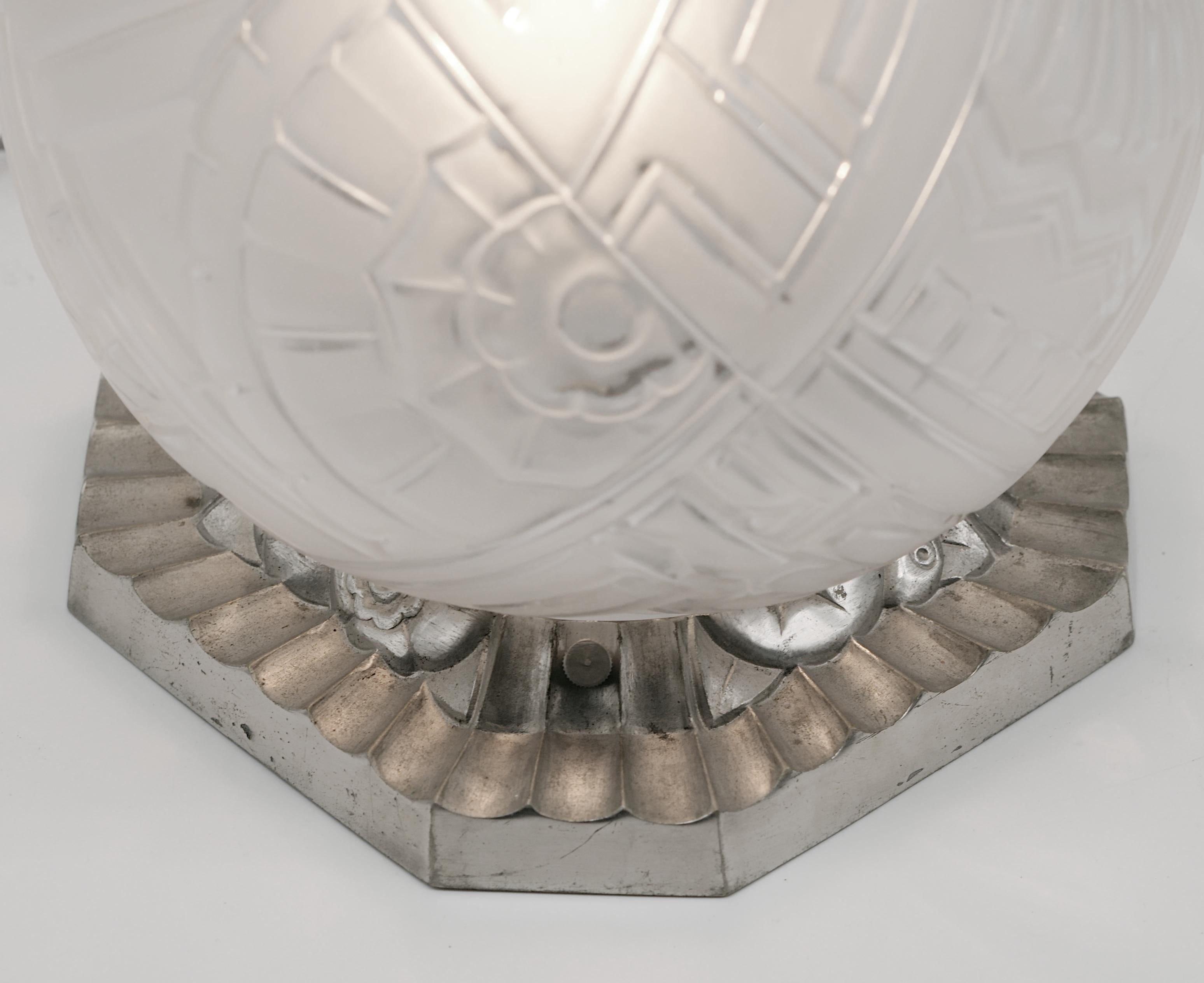 Début du 20ème siècle Lampe de table Art Déco française Marius SABINO, 1920 en vente