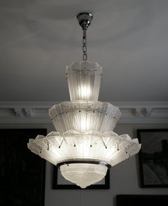 Marius SABINO Grande lampadario francese Art Déco con 3 file di palmette, 1920