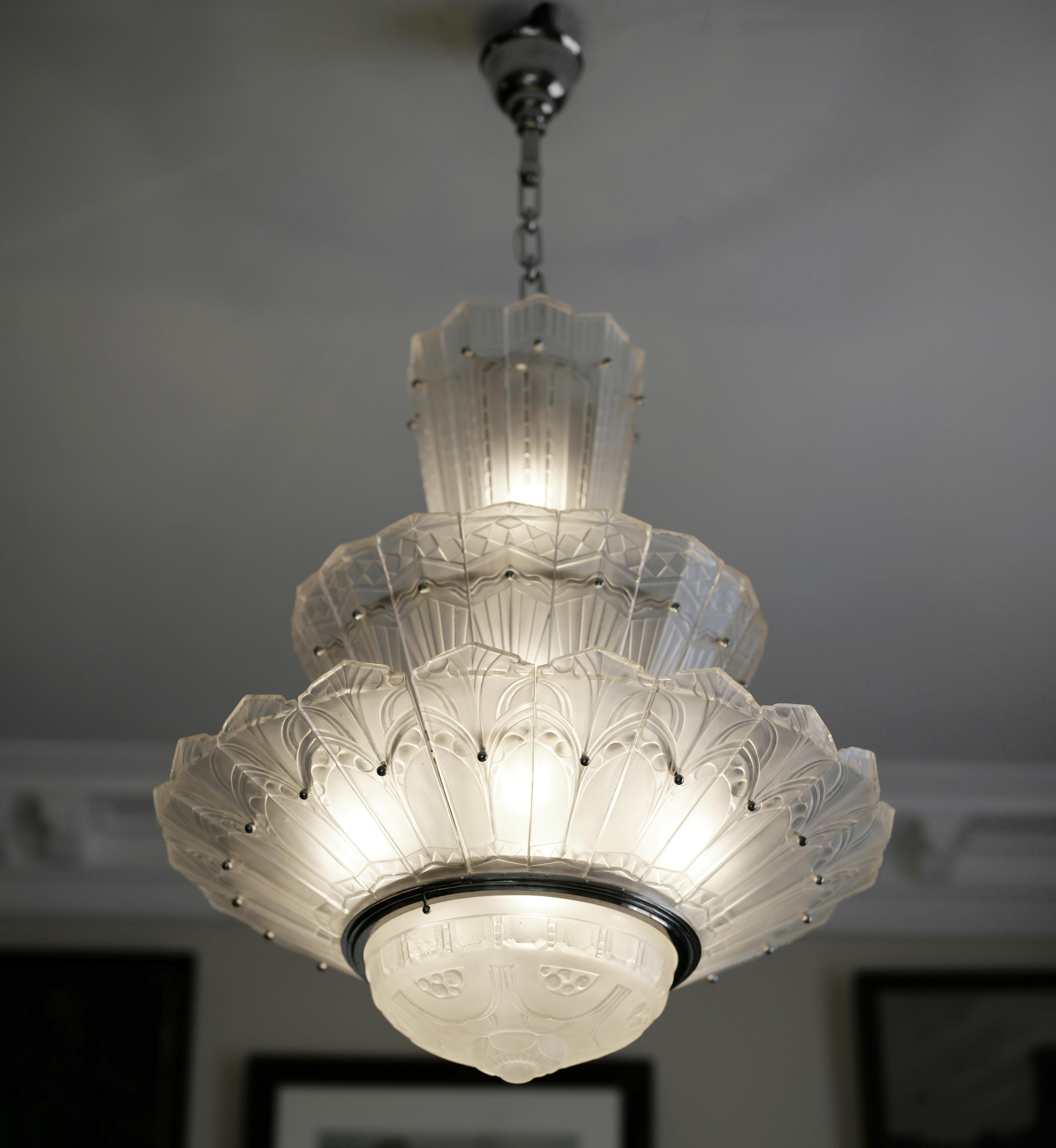 Marius SABINO Large French Art Deco chandelier with 3 rows of palmettes, 1930s For Sale 4