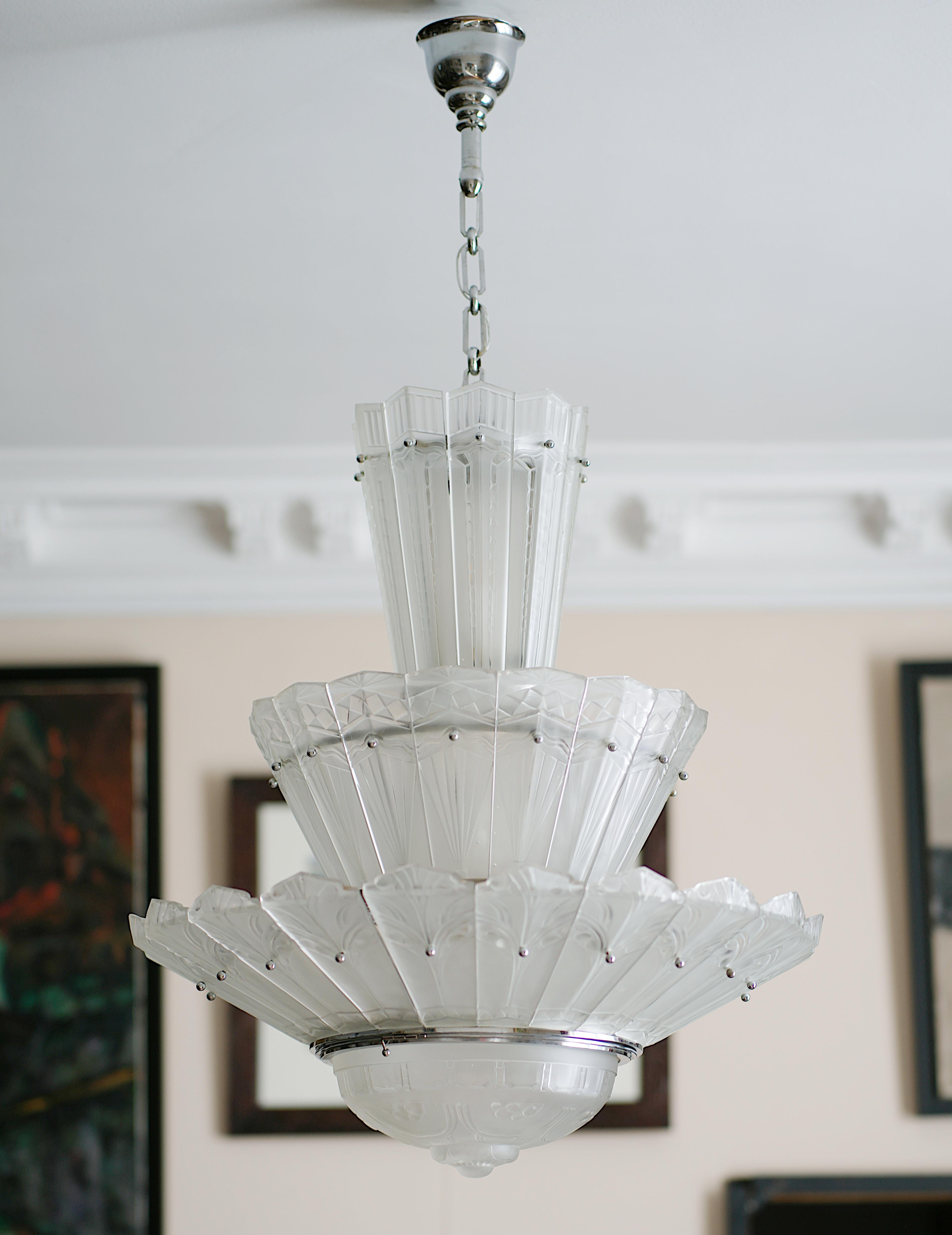 Grand lustre Art Déco français Marius SABINO avec 3 rangées de palmettes, années 1930 en vente 2
