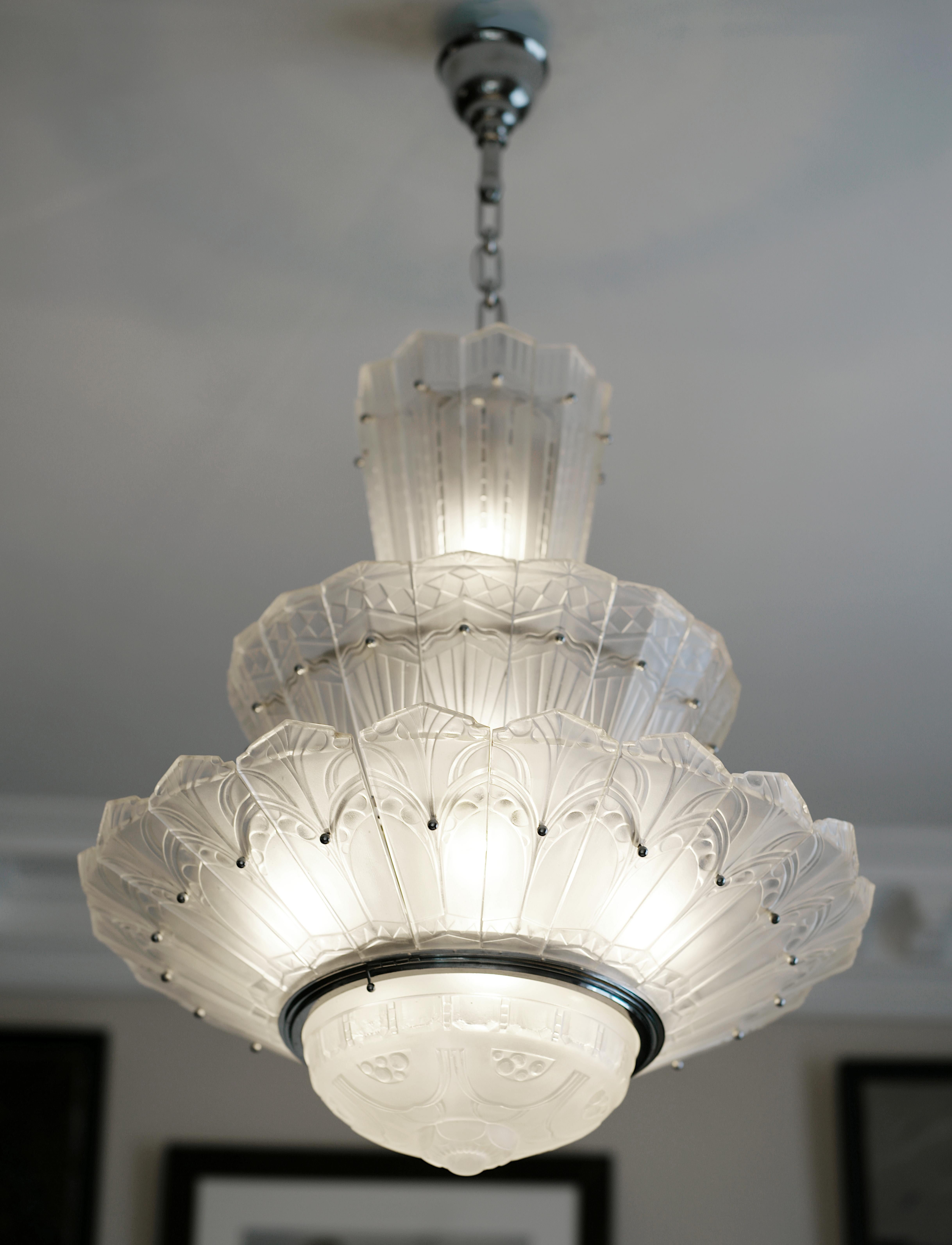 Grand lustre Art Déco français Marius SABINO avec 3 rangées de palmettes, années 1930 en vente 4
