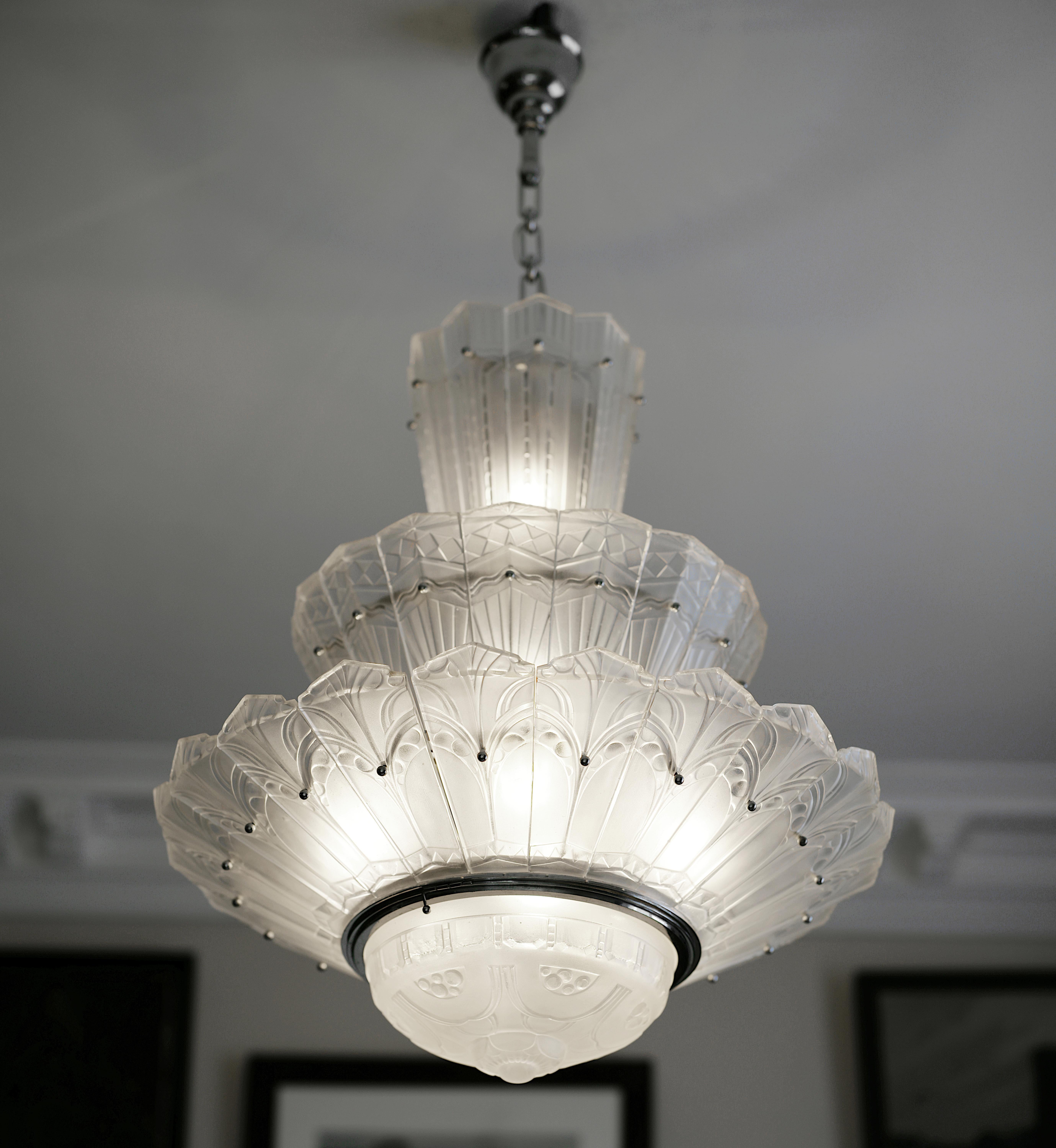 Grand lustre Art Déco français Marius SABINO avec 3 rangées de palmettes, années 1930 en vente 6