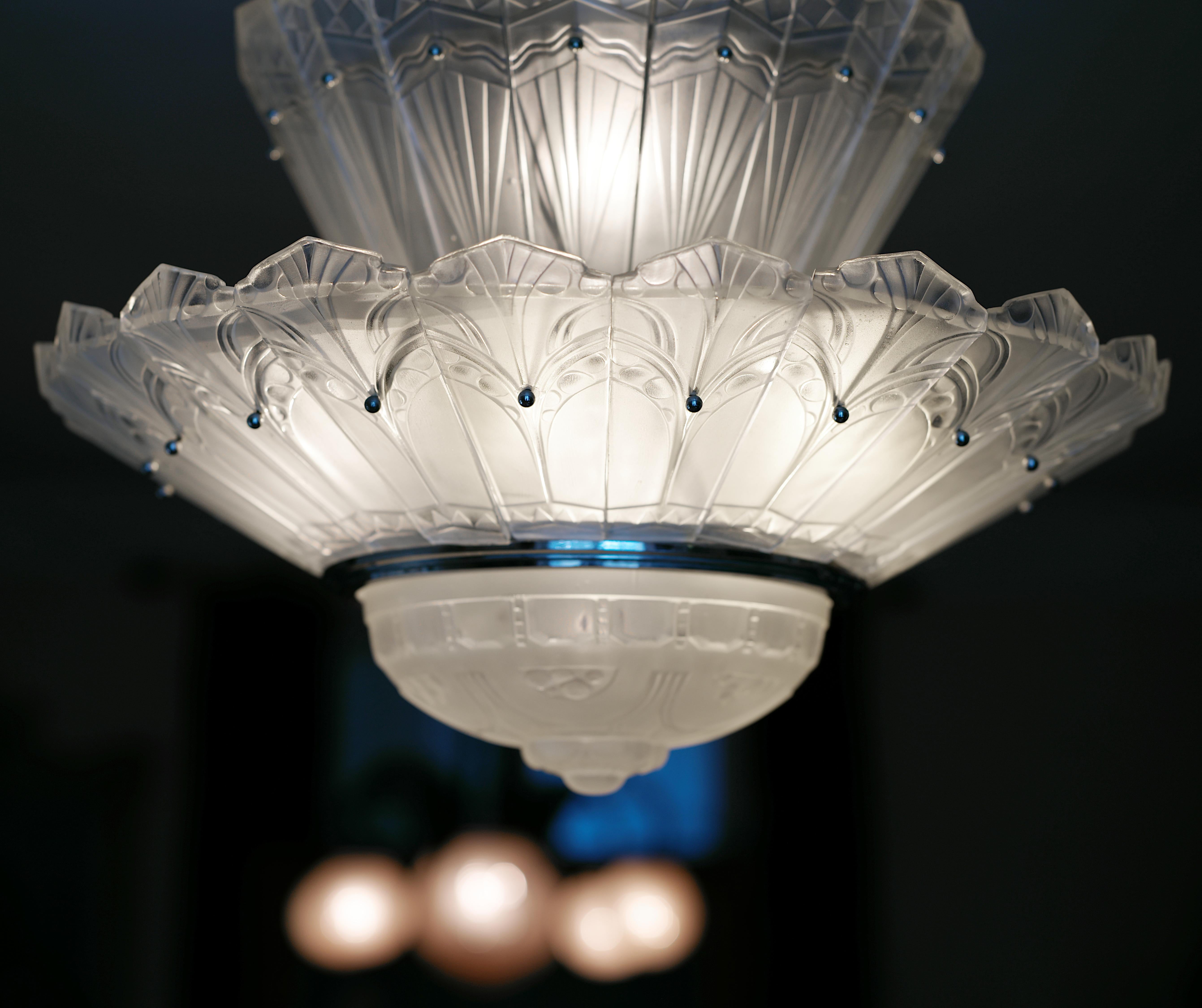Grand lustre Art Déco français Marius SABINO avec 3 rangées de palmettes, années 1930 en vente 7