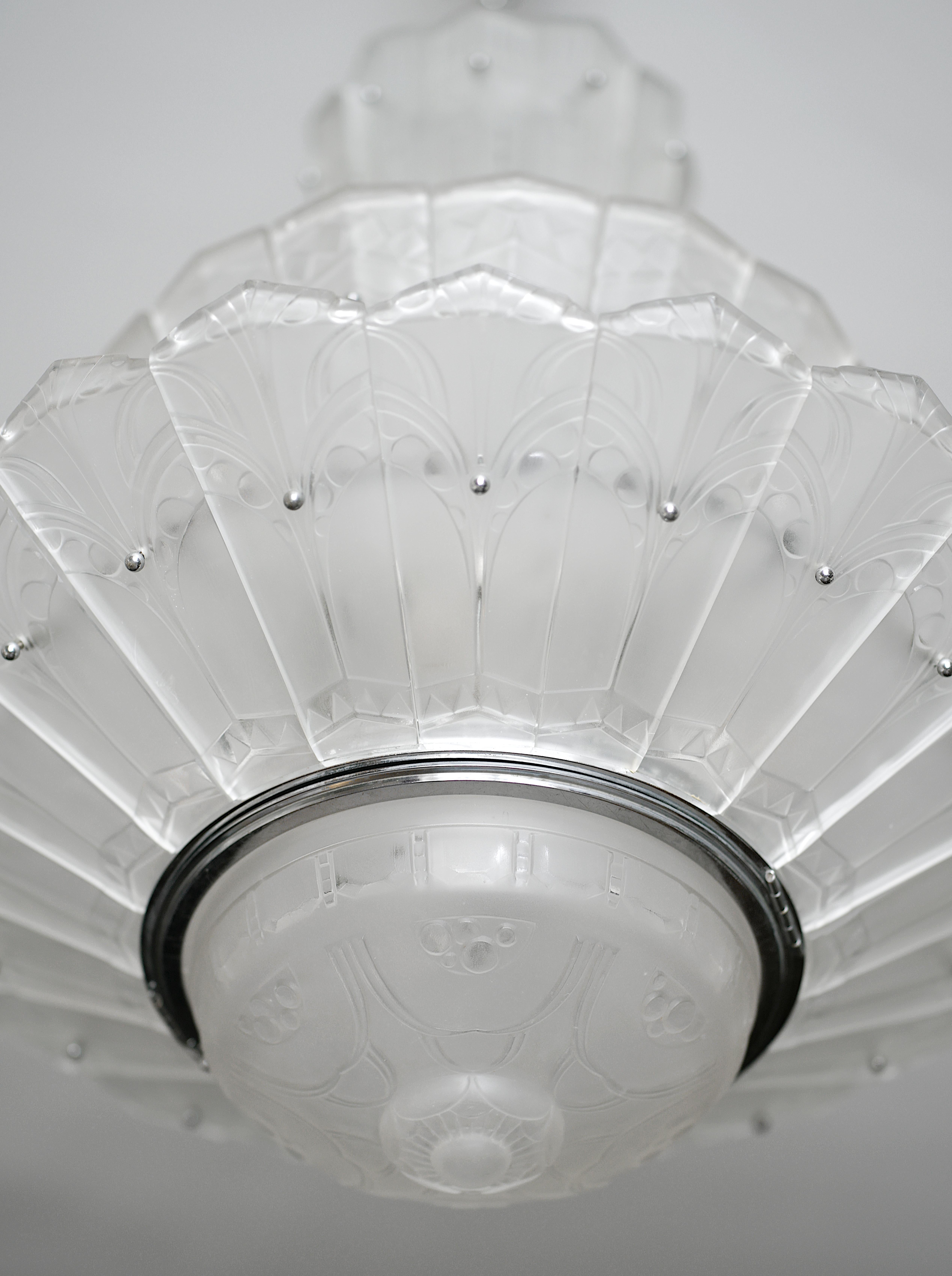 Grand lustre Art Déco français Marius SABINO avec 3 rangées de palmettes, années 1930 en vente 8