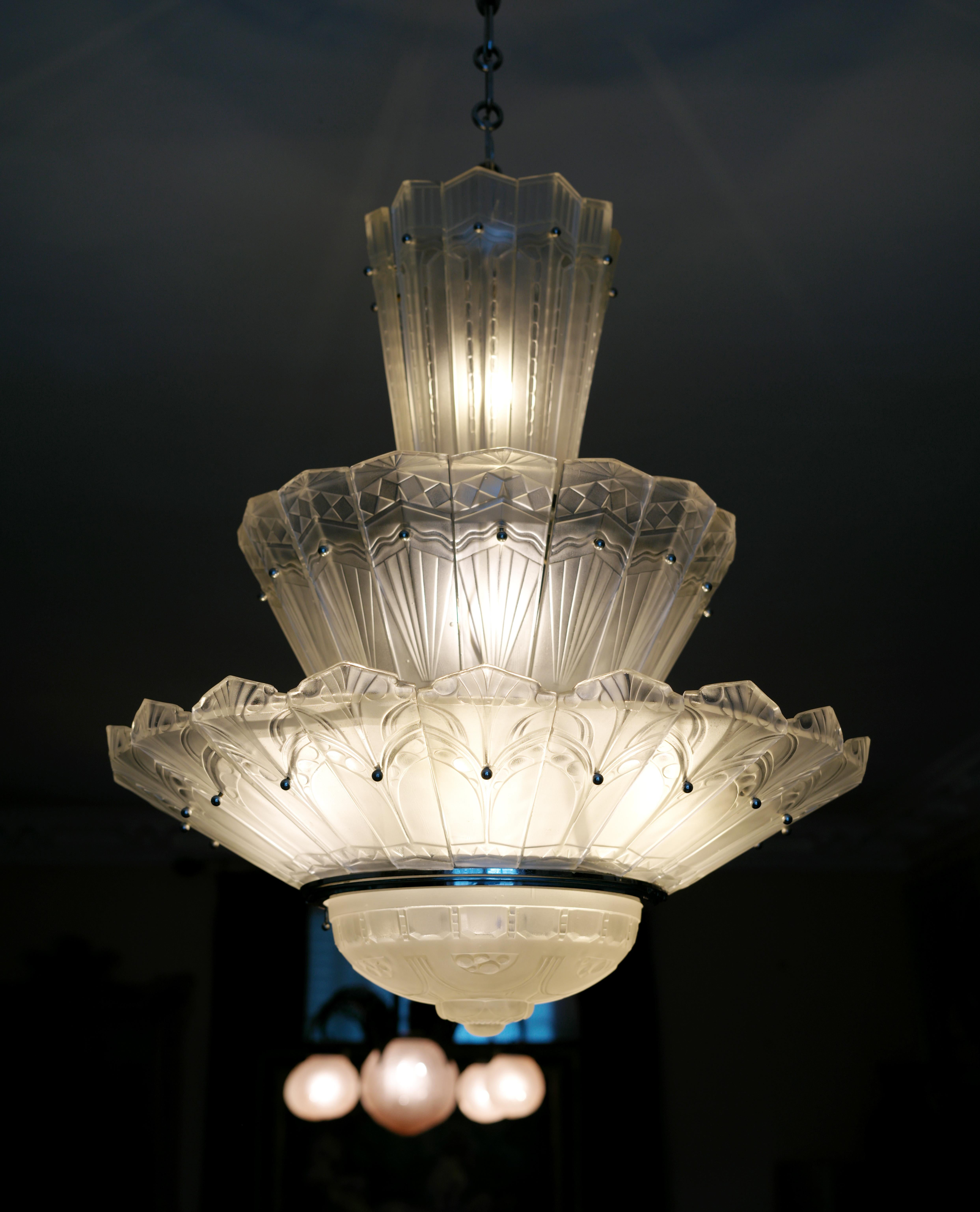 Molded Marius SABINO Large French Art Deco chandelier with 3 rows of palmettes, 1930s For Sale