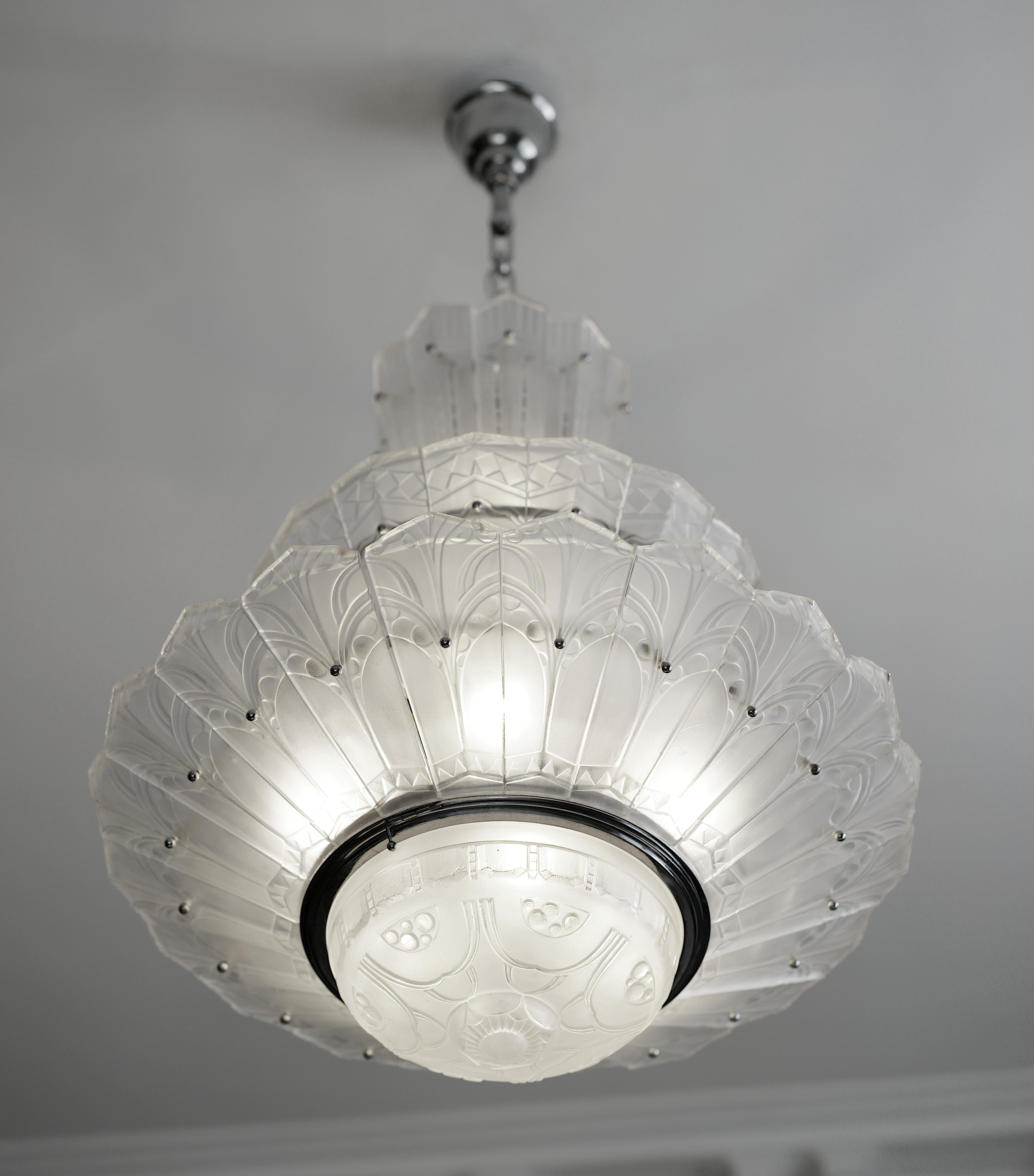 Art déco Grand lustre Art Déco français Marius SABINO avec 3 rangées de palmettes, années 1930 en vente