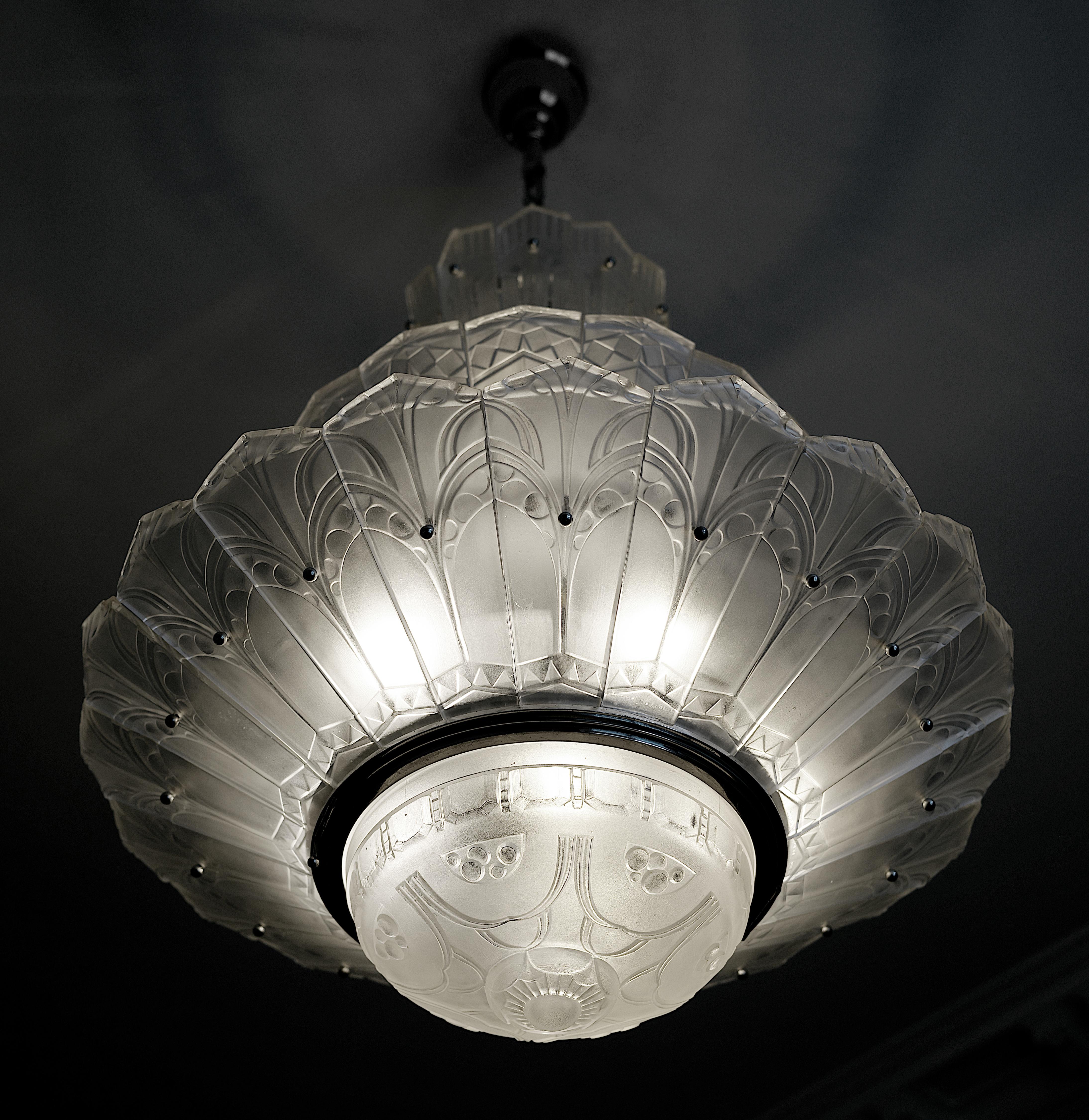 Grand lustre Art Déco français Marius SABINO avec 3 rangées de palmettes, années 1930 Bon état - En vente à Saint-Amans-des-Cots, FR