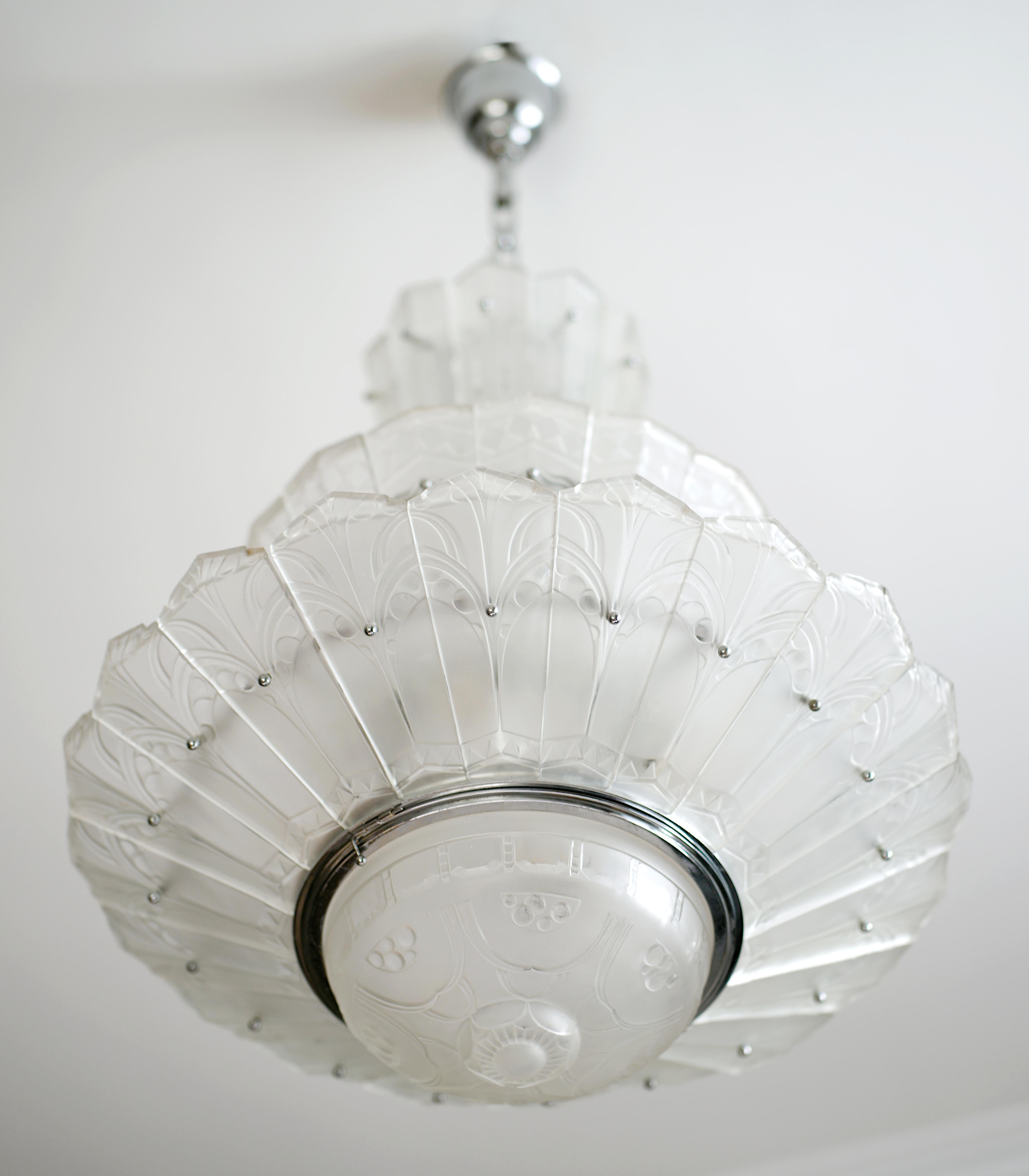 Milieu du XXe siècle Grand lustre Art Déco français Marius SABINO avec 3 rangées de palmettes, années 1930 en vente