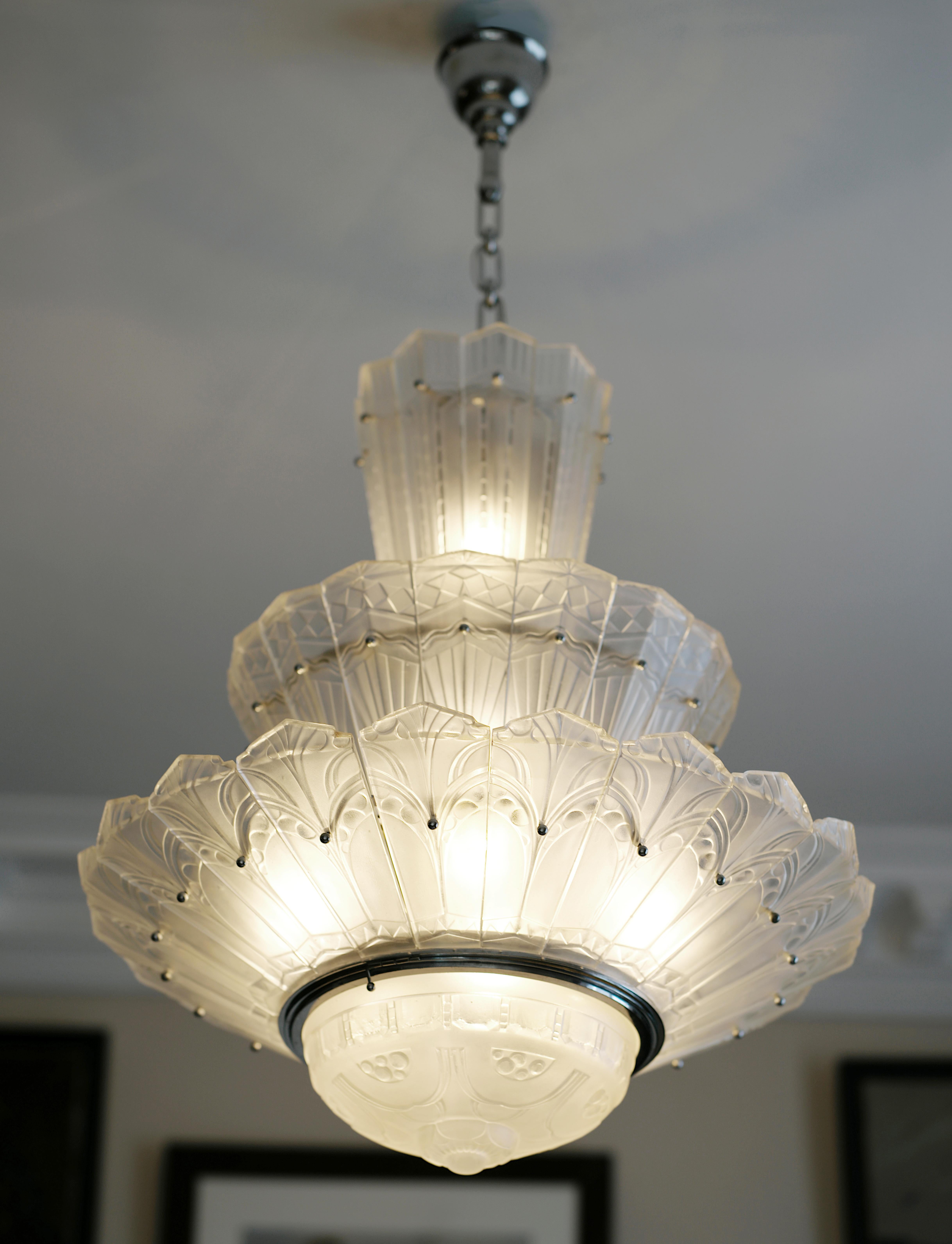 Marius SABINO Large French Art Deco chandelier with 3 rows of palmettes, 1930s For Sale 2