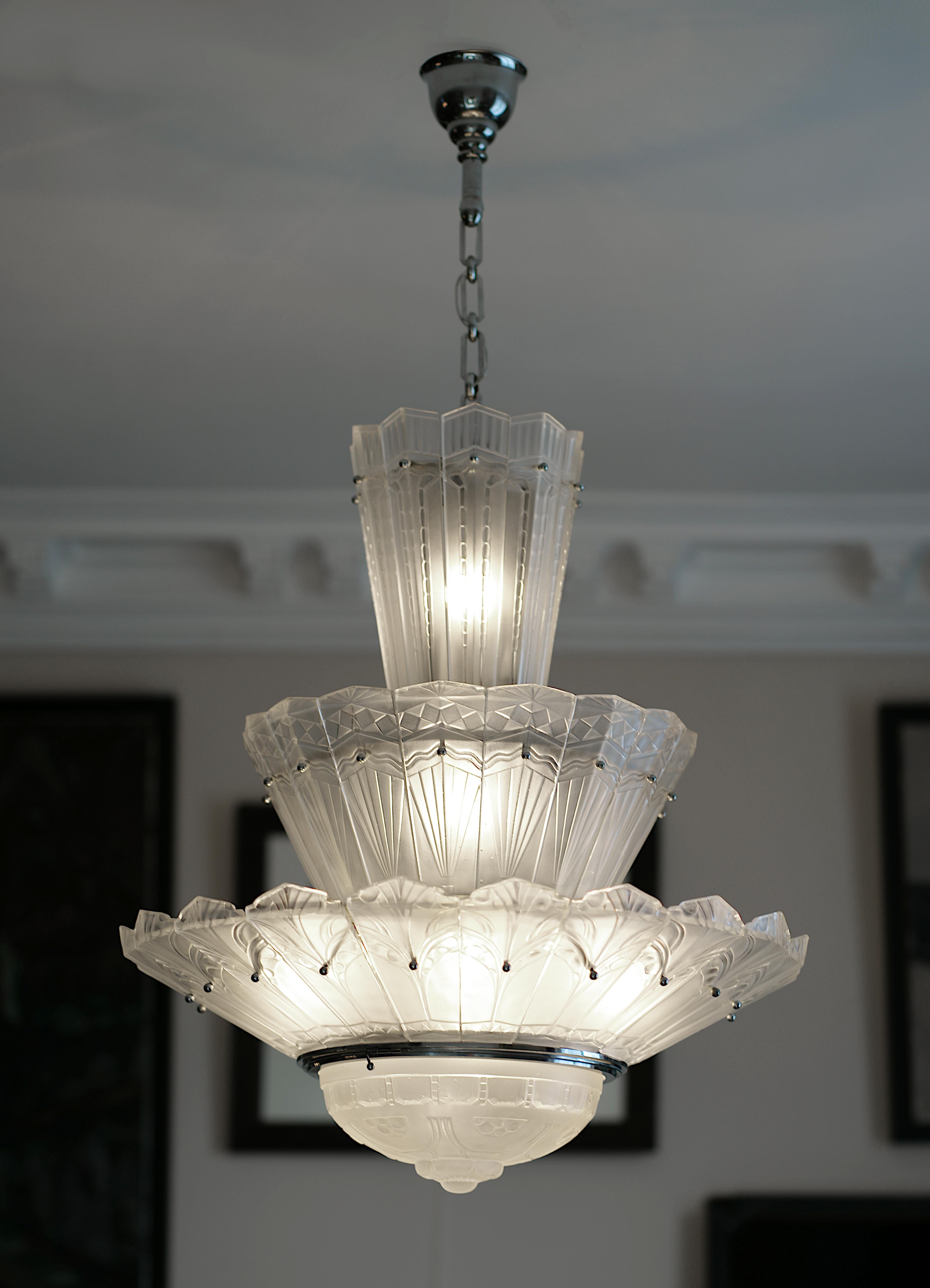 Verre Grand lustre Art Déco français Marius SABINO avec 3 rangées de palmettes, années 1930 en vente