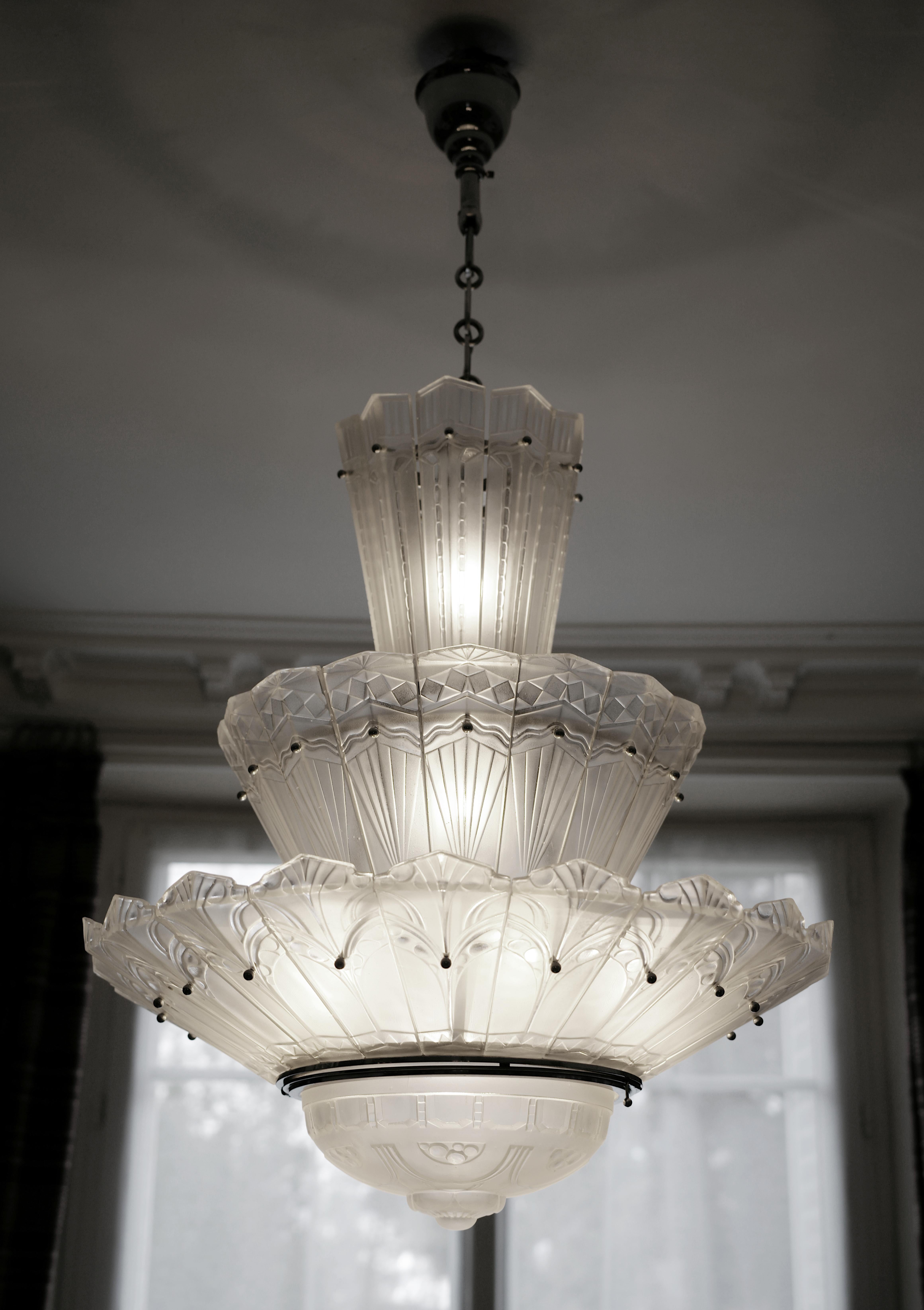 Grand lustre Art Déco français Marius SABINO avec 3 rangées de palmettes, années 1930 en vente 1