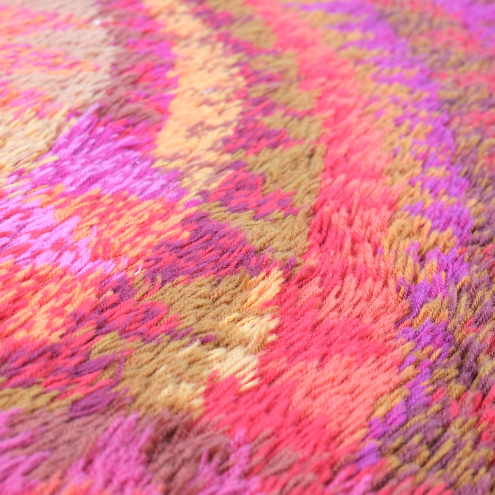 Marjatta Metsovaara Alfombra/alfombra de pared de conchas marinas rojo vibrante, años 60 mediados del siglo XX en venta