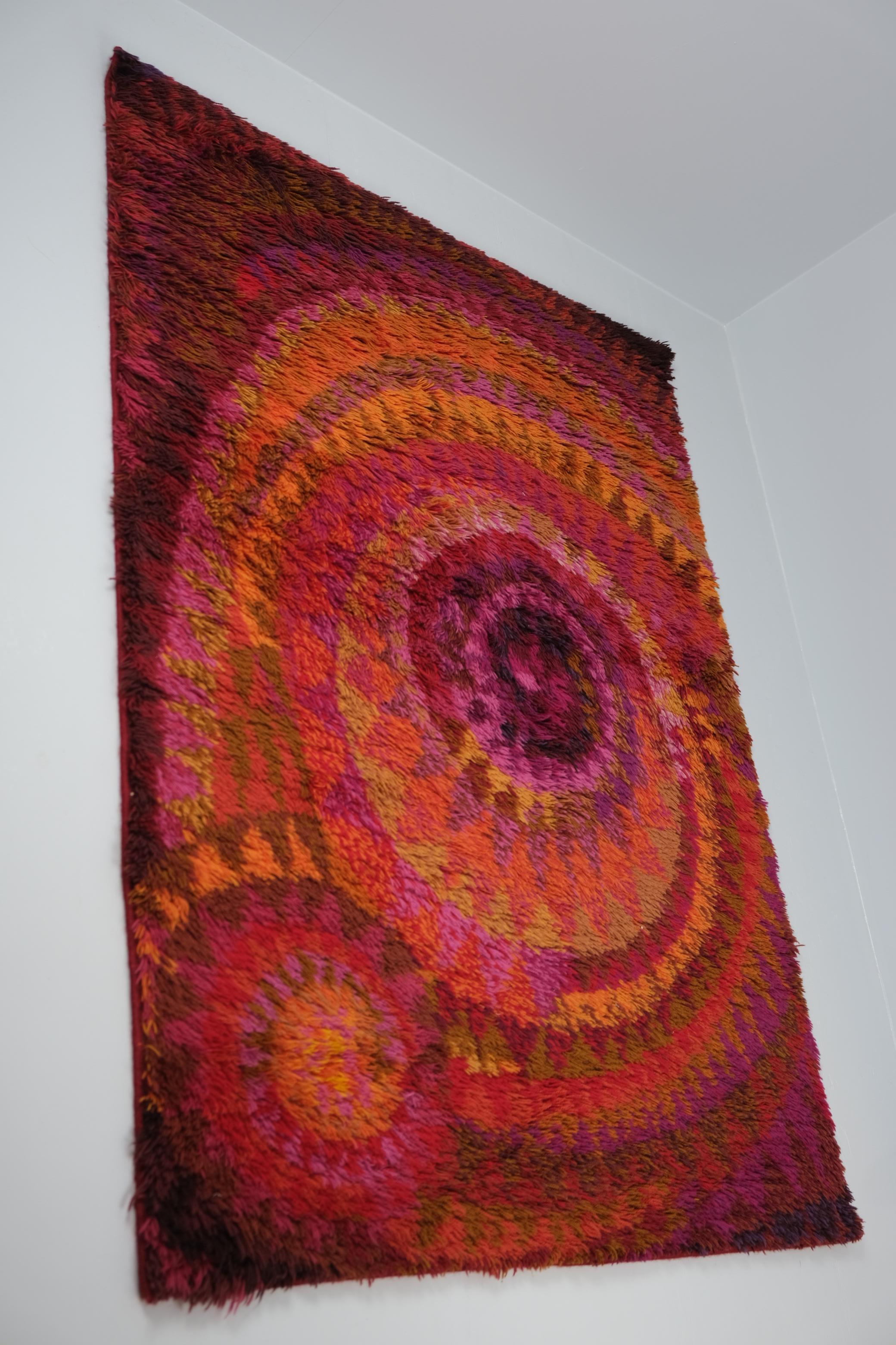Las alfombras finlandesas rya (colgaduras de pared) datan de hace siglos, fueron muy importantes y tuvieron un papel fundamental en la artesanía finlandesa y en la evolución de la identidad del diseño finlandés durante la década de 1900. Muchos