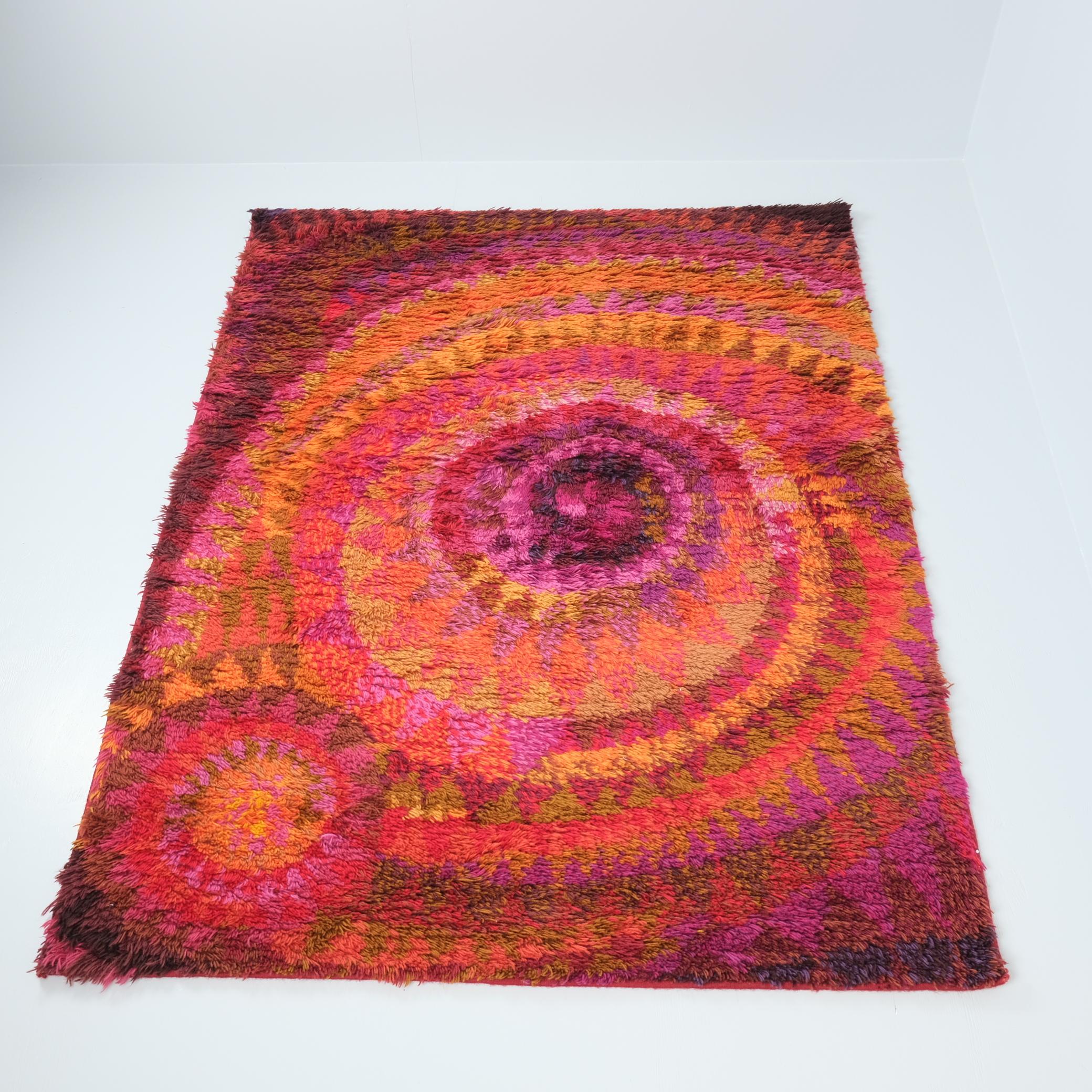 Marjatta Metsovaara Alfombra/alfombra de pared de conchas marinas rojo vibrante, años 60 Escandinavo moderno en venta