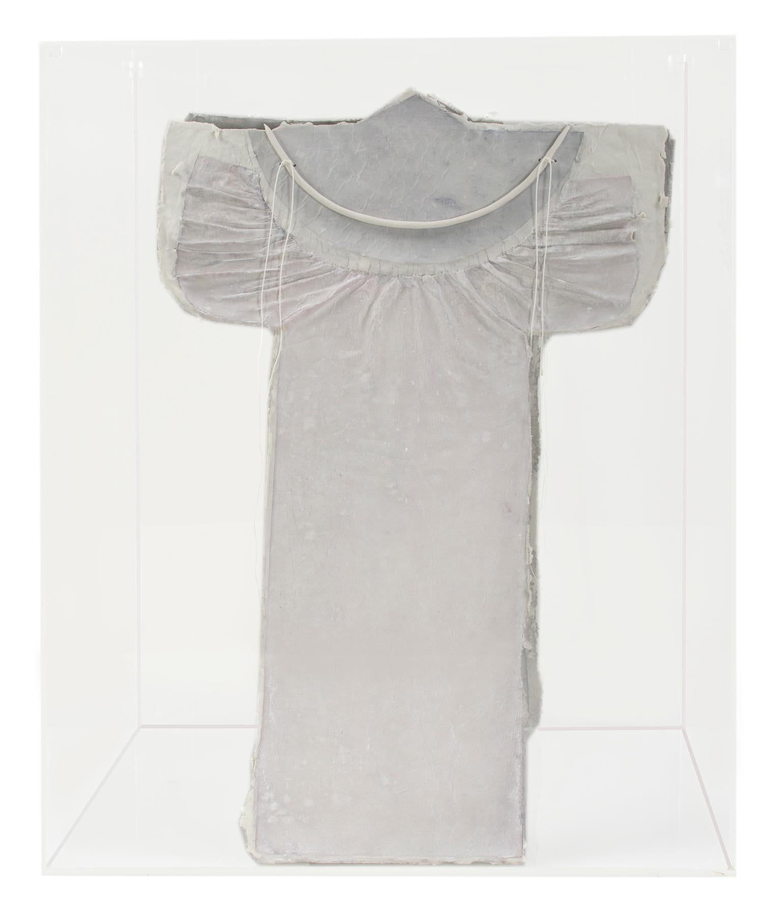 "Kite Series; Guardian III" ist eine Original-Porzellanskulptur von Marjorie Mau. Dieses Stück ähnelt einem weißen Kleid. 

18" x 12" x 12" Kunst

Statement des Künstlers:
"In meinen Arbeiten geht es um den Akt des Malens und Zeichnens, darum, wie