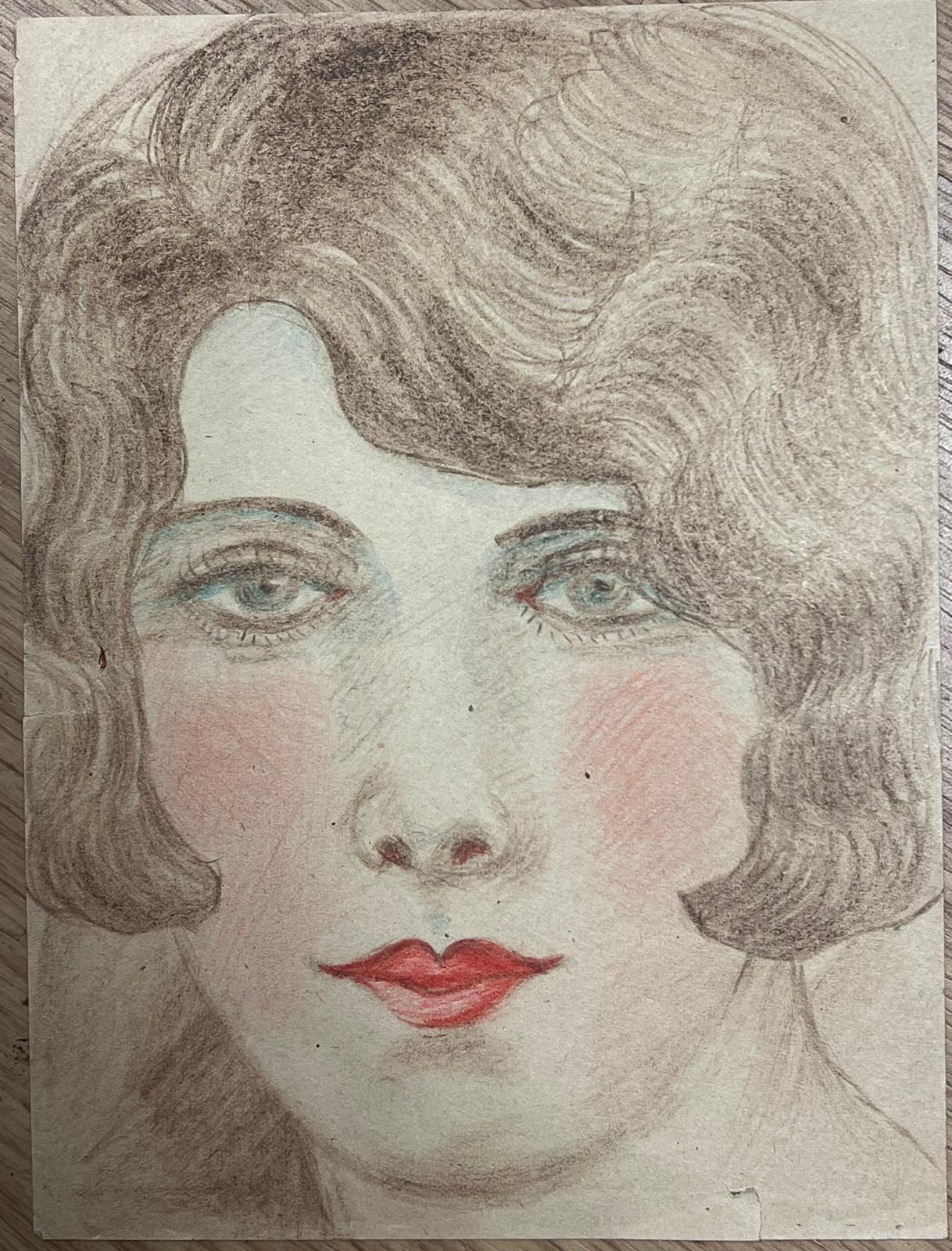 Rotes Lippenblaues Porträt einer eleganten jungen Gesellschafts Dame mit blauen Augen, exquisite Zeichnung  – Painting von Marjorie Schiele (1913-2008)