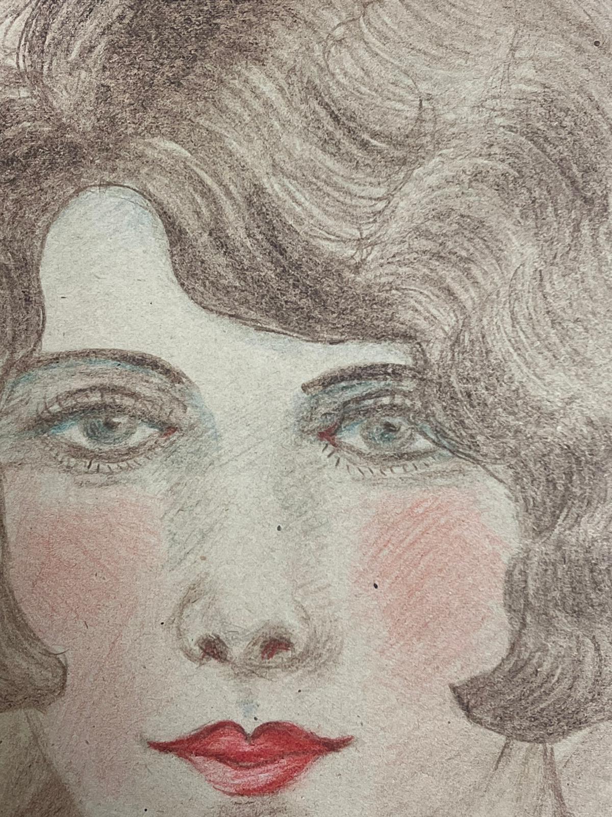 Rotes Lippenblaues Porträt einer eleganten jungen Gesellschafts Dame mit blauen Augen, exquisite Zeichnung  (Amerikanischer Impressionismus), Painting, von Marjorie Schiele (1913-2008)