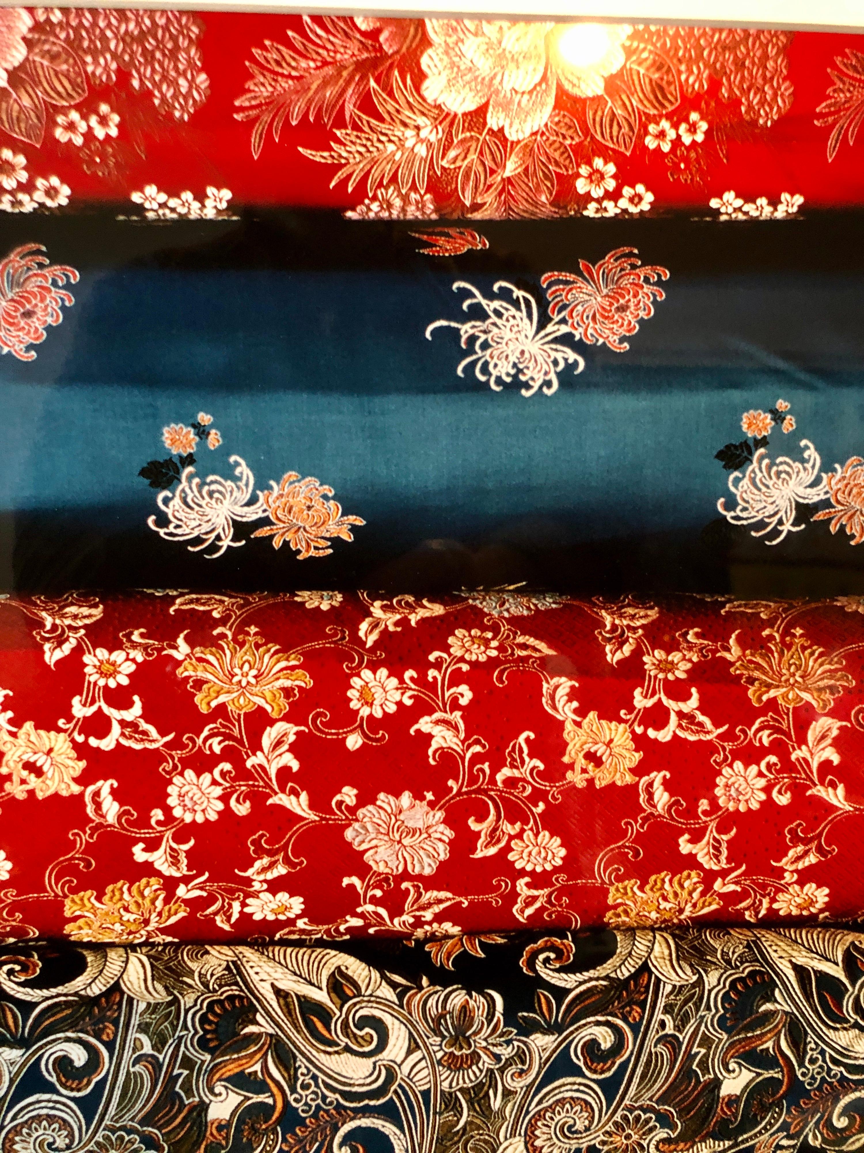 La alfombrilla mide 20 X 26 La mira mide 13 X 19,5 

El Bazar Barkhor es uno de los lugares más famosos para ir de compras en Lhasa. Esta calle serpenteante, que abarca el mundialmente famoso Templo de Jokhang, es el mejor lugar para conseguir