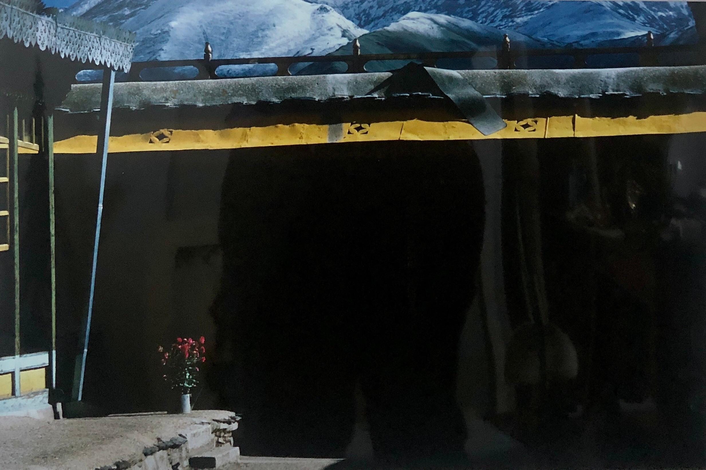 Vintage Fotografie Cibachrome Jokang Dachdecke Tibet Jokhang Farbfotodruck (Schwarz), Color Photograph, von Mark Abrahamson