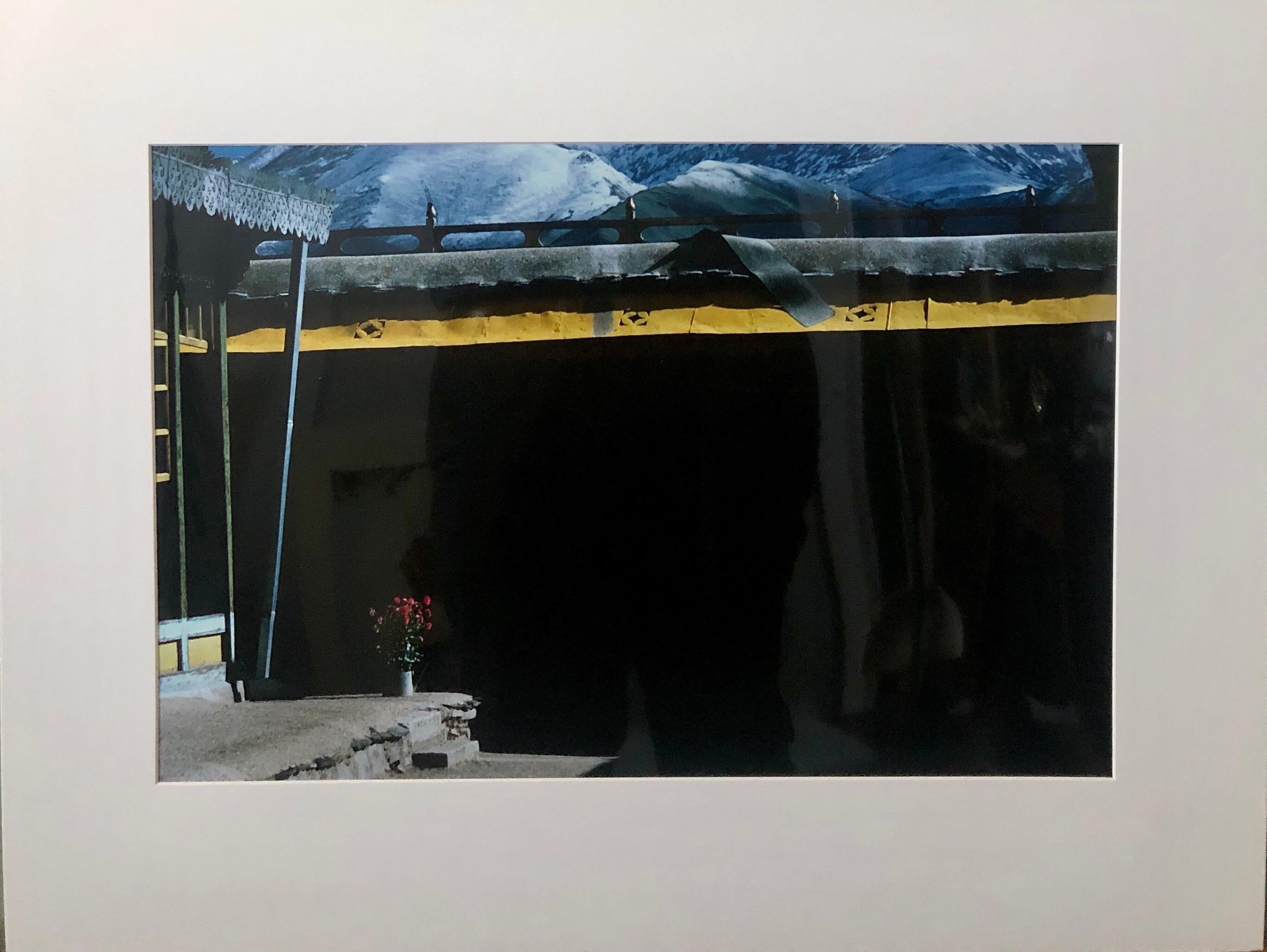 Die Matte misst 20 x 26, die Sicht 13 x 19,5 
Jokang Dachterrasse
Jokhang, auch bekannt als Qoikang-Kloster, Jokang, Jokhang-Tempel, Jokhang-Kloster und Zuglagkang, ist ein buddhistischer Tempel am Barkhor-Platz in Lhasa, der Hauptstadt Tibets. Die