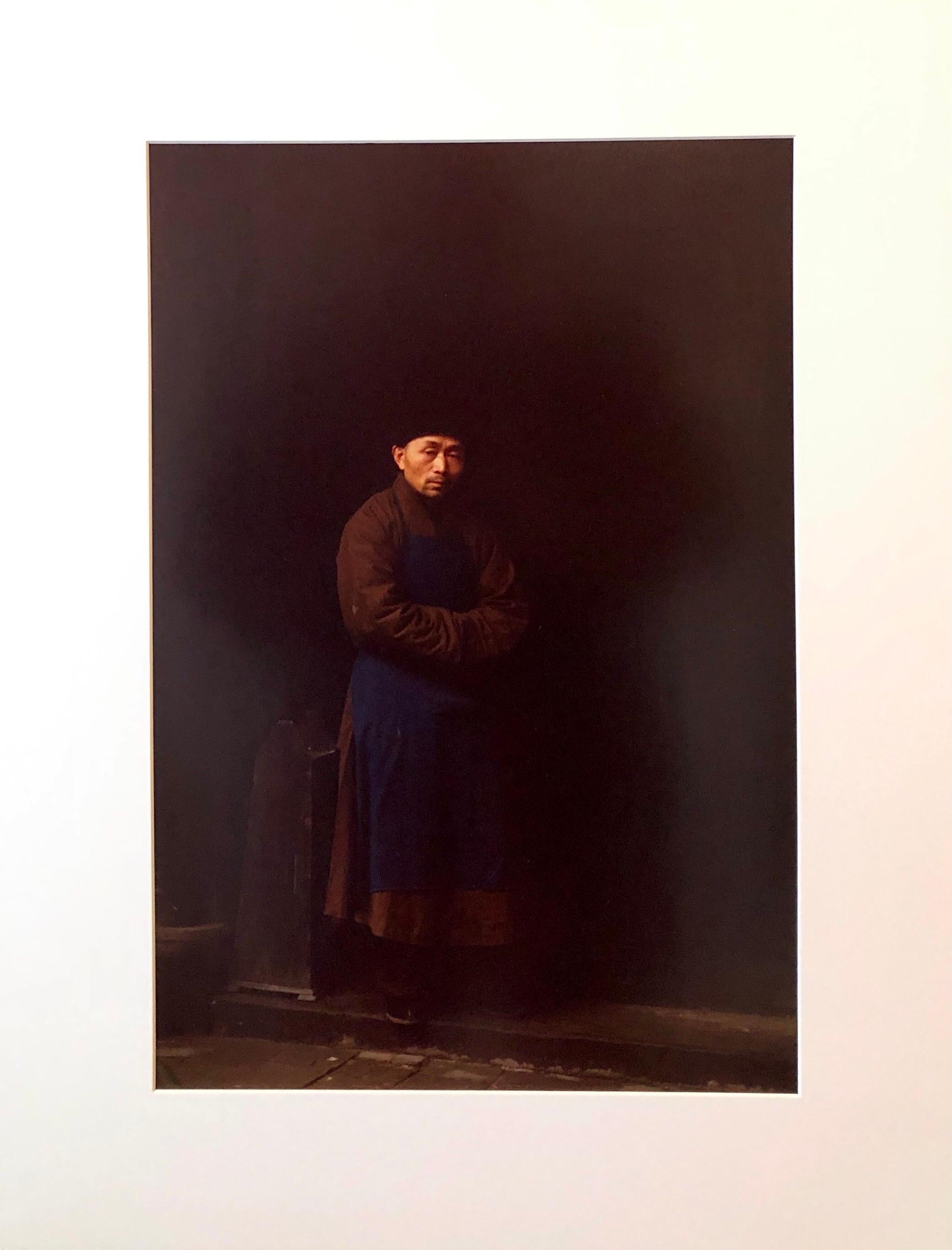 Vintage Fotografie Cibachrome Tibetischer Monk Chengdu China Porträt-Fotodruck – Photograph von Mark Abrahamson