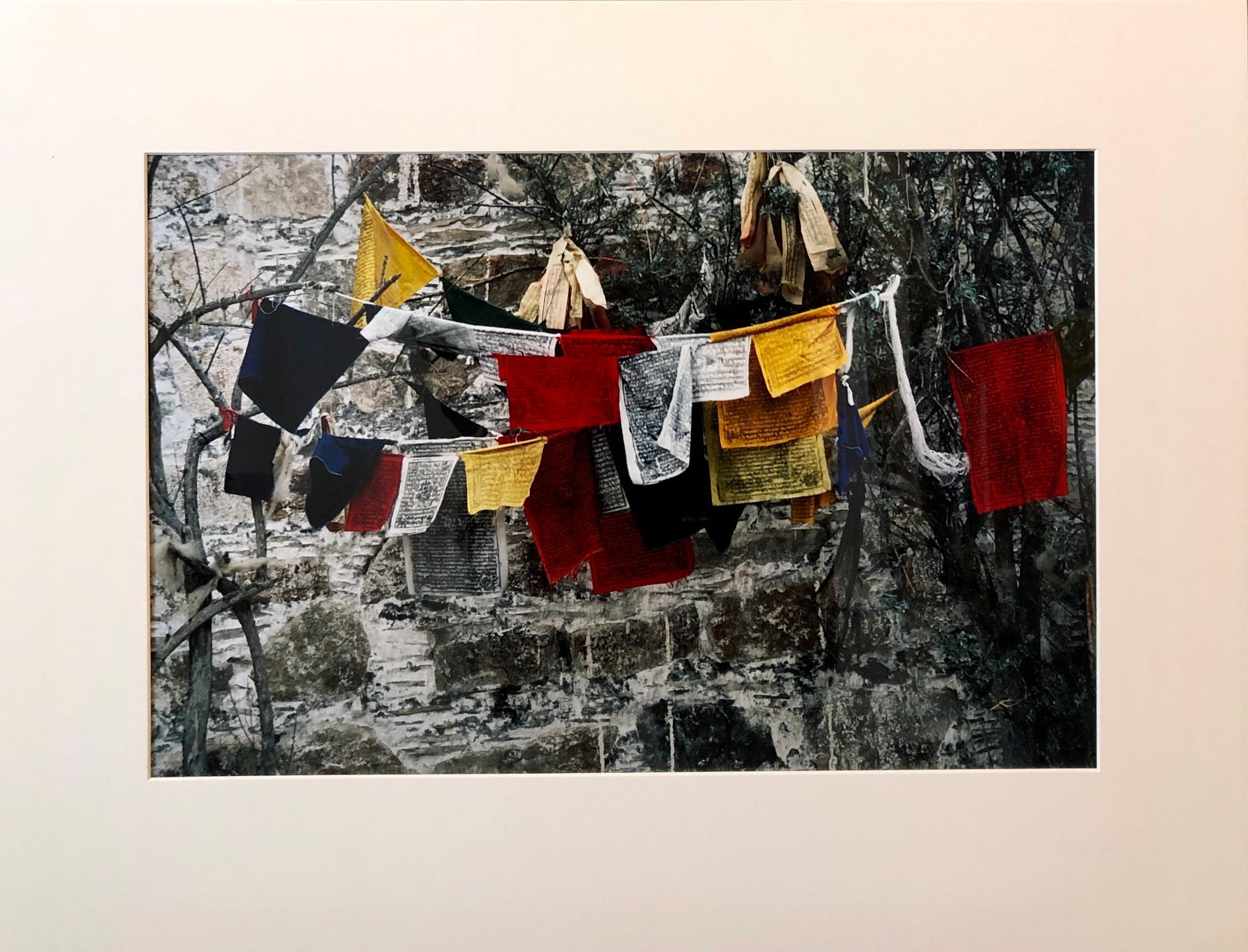 Fotografia d'epoca Cibachrome Bandiere di preghiera tibetane Stampa fotografica colorata e vibrante - Photograph di Mark Abrahamson