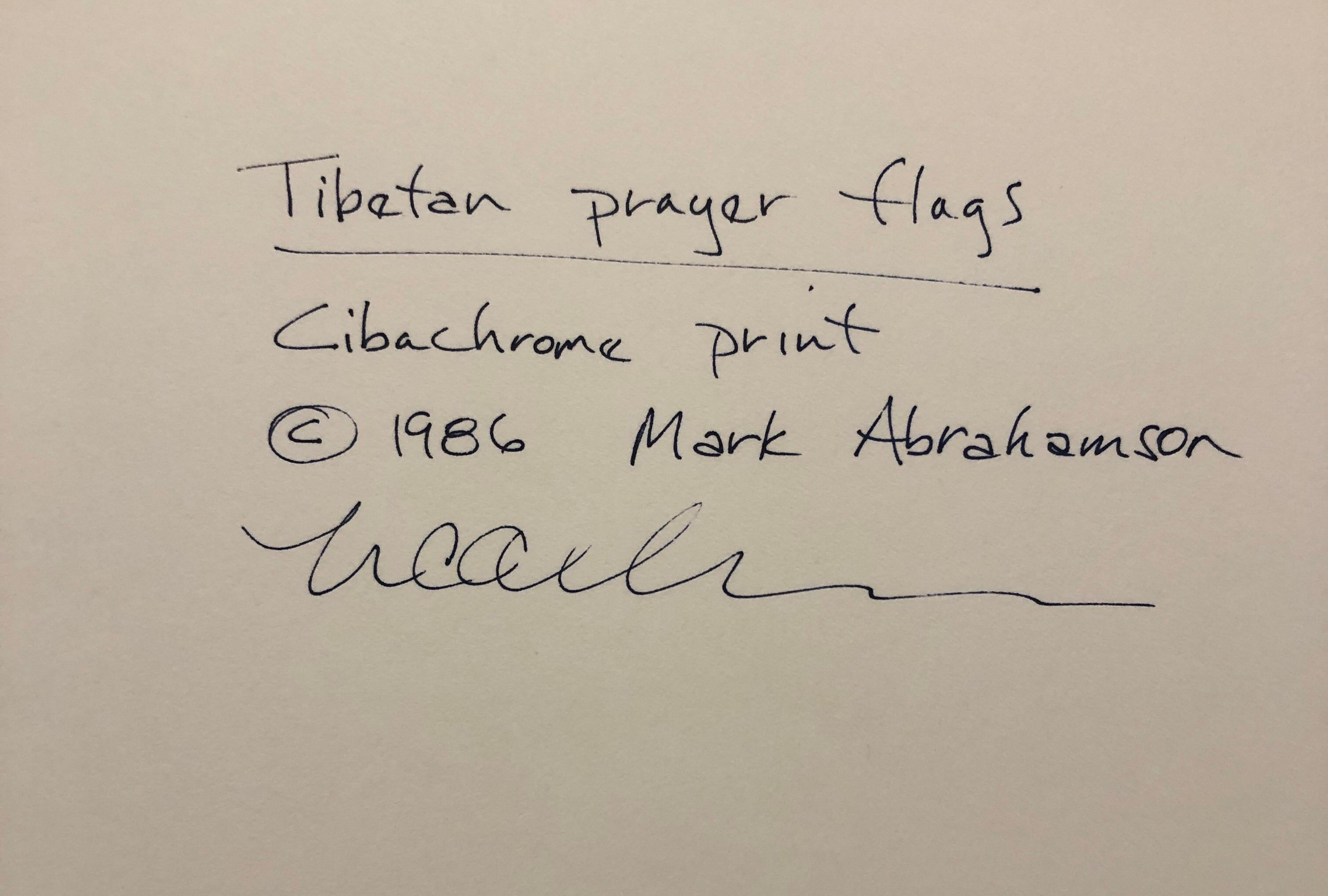 Fotografia d'epoca Cibachrome Bandiere di preghiera tibetane Stampa fotografica colorata e vibrante - Figurative Photograph Nero di Mark Abrahamson