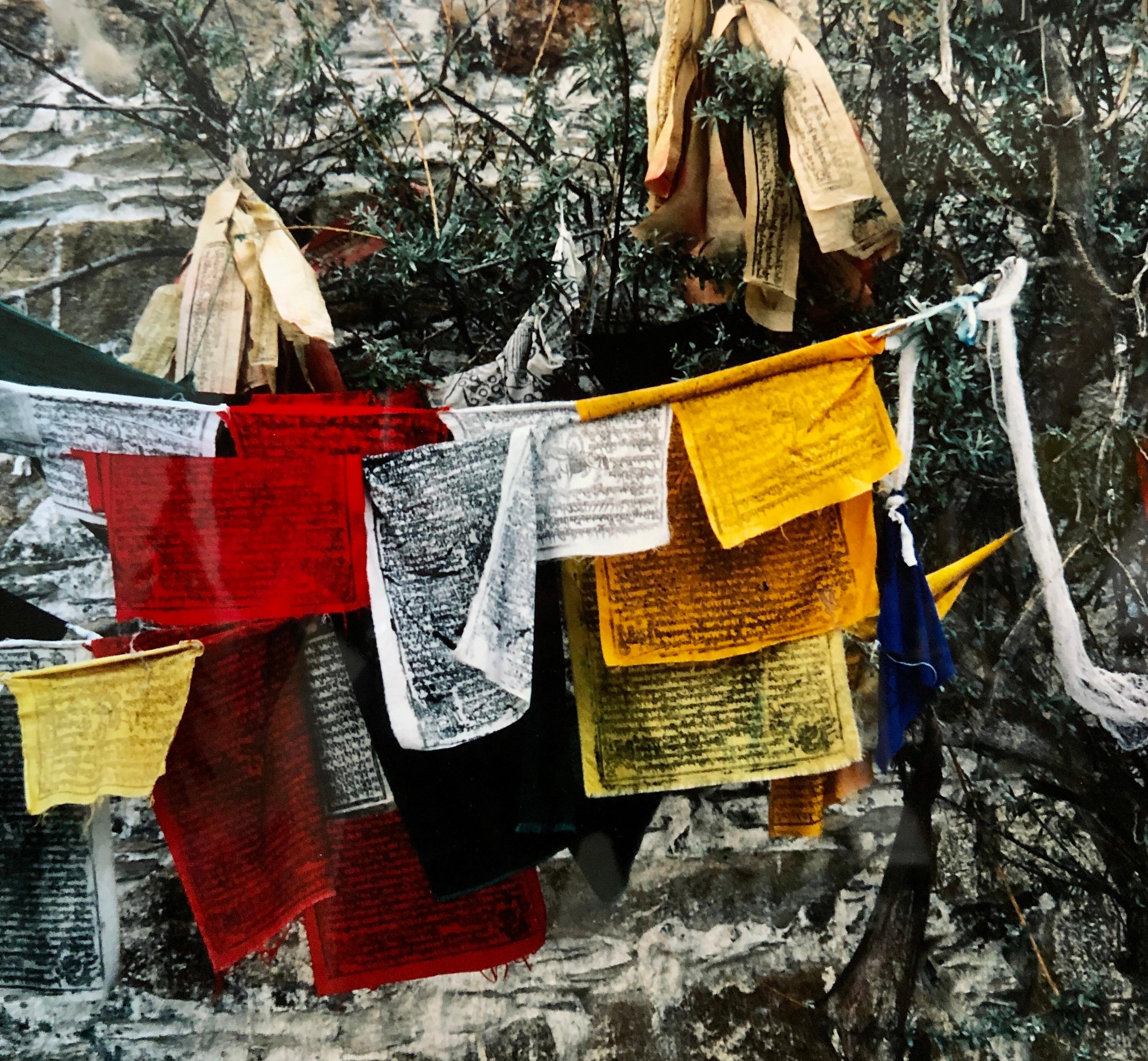 Fotografia d'epoca Cibachrome Bandiere di preghiera tibetane Stampa fotografica colorata e vibrante in vendita 1