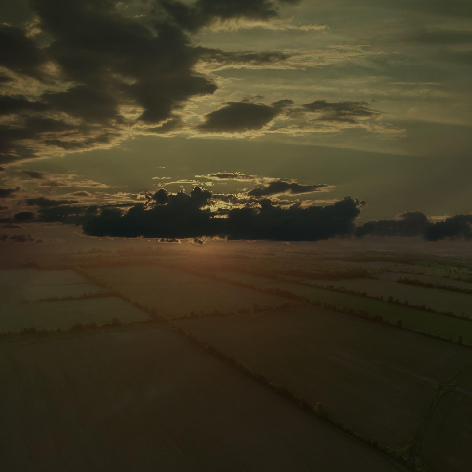 Divide – Wolken, Sonnenaufgang, Morgendämmerung, abstrakte Landschaft, Fotografie auf Dibond