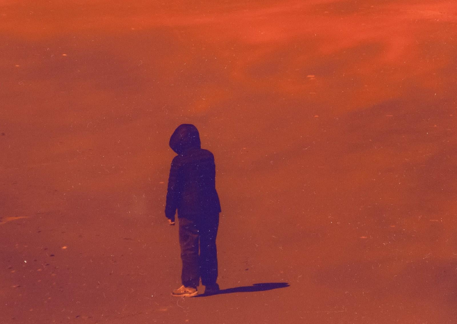Des hélicoptères survolent une silhouette solitaire sur un sol brûlé dans cette image dramatique de Mark Bartkiw. L'artiste perturbe le paysage en juxtaposant des éléments attendus à une imagerie onirique. Cette C.I.C. est scellée entre du dibond et