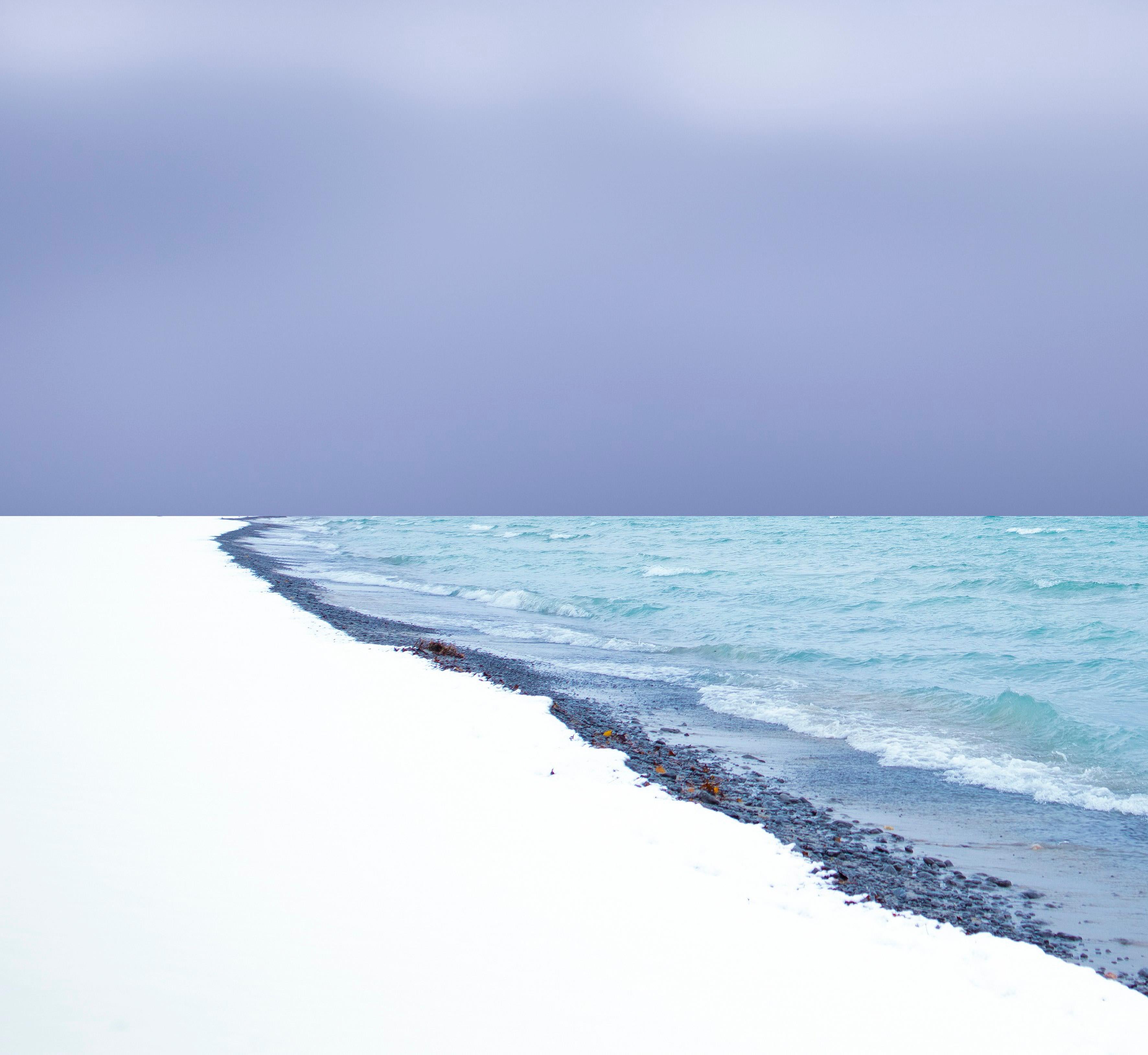 La côte du lac - blanc, bleu, plage, abstrait, manipulé, photographie sur dibond - Photograph de Mark Bartkiw