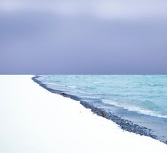 Lakeshore - Weiß, Blau, Strand, abstrakt, manipuliert, Fotografie auf Dibond