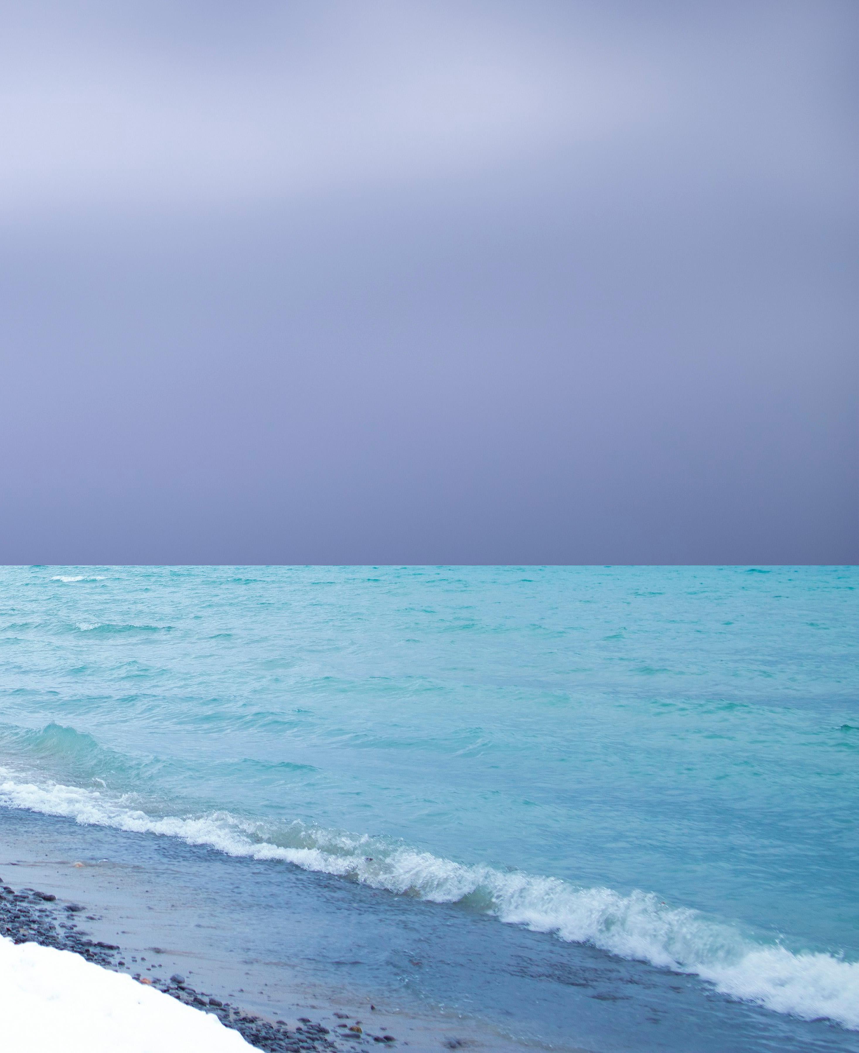 La côte du lac - blanc, bleu, plage, abstrait, manipulé, photographie sur dibond - Bleu Color Photograph par Mark Bartkiw