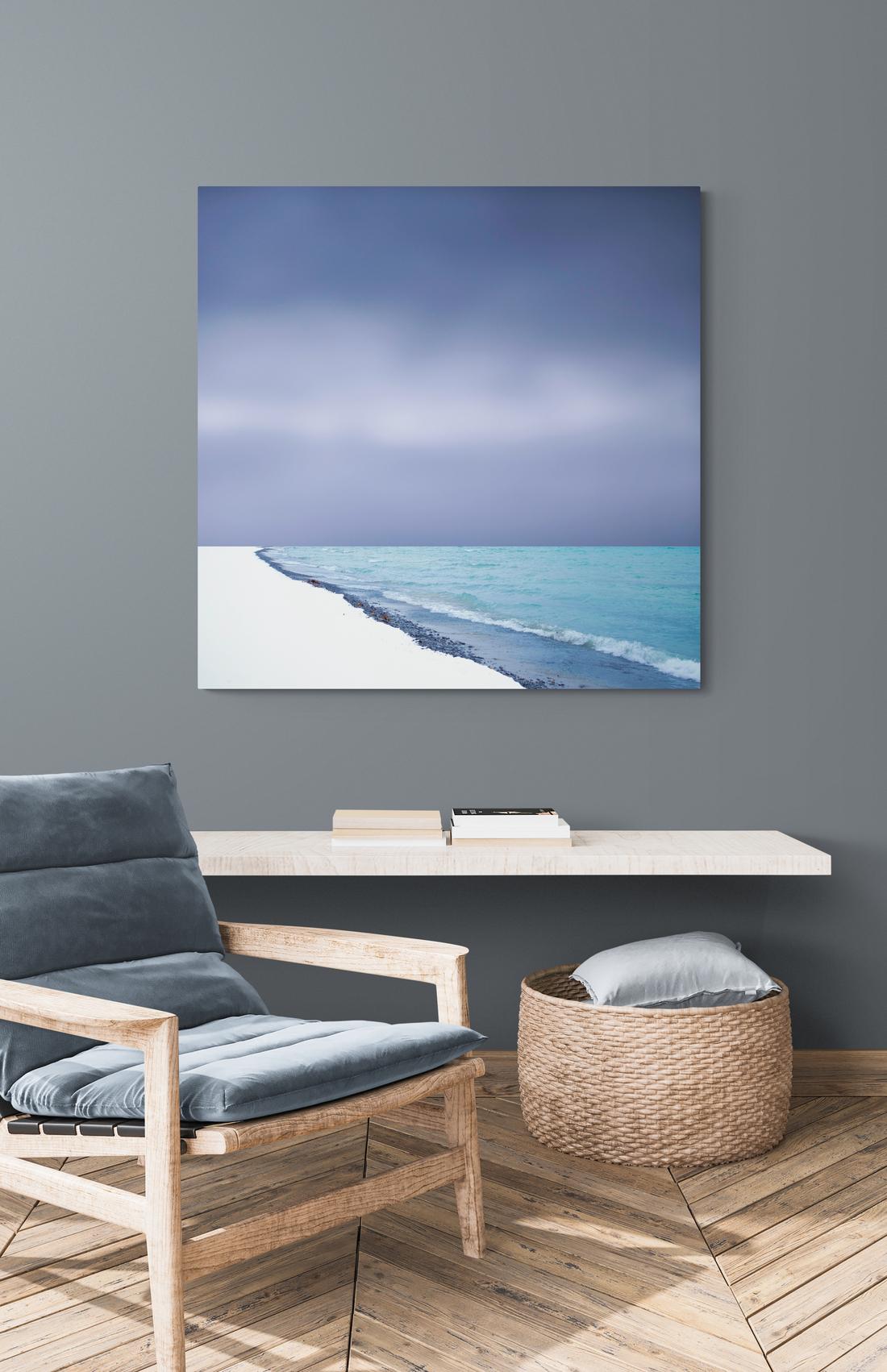 La côte du lac - blanc, bleu, plage, abstrait, manipulé, photographie sur dibond en vente 1