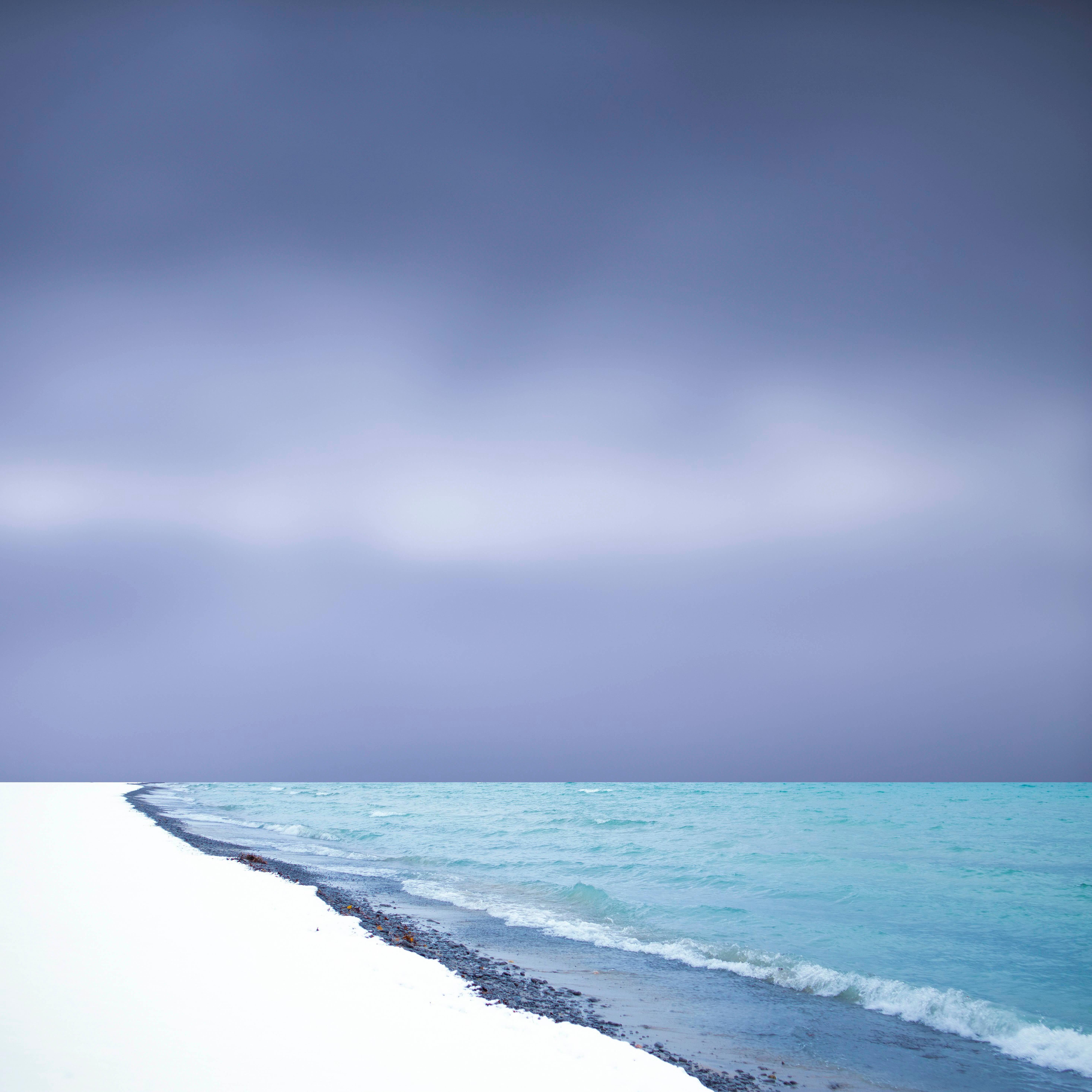 Lakeshore - Weiß, Blau, Strand, abstrakt, manipuliert, Fotografie auf Dibond