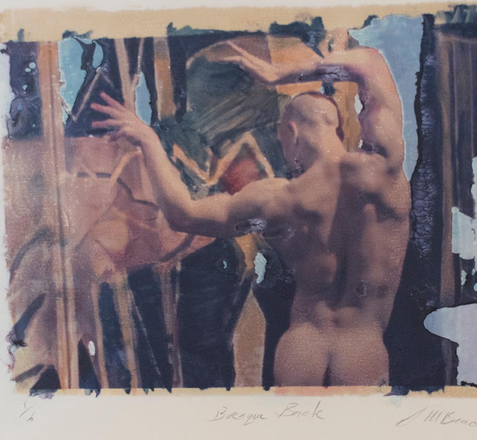 Mark Beard Color Photograph – Barocke Rückenlehne (Polaroidübertragung eines stehenden jungen nackten Mannes auf Rives BFK)