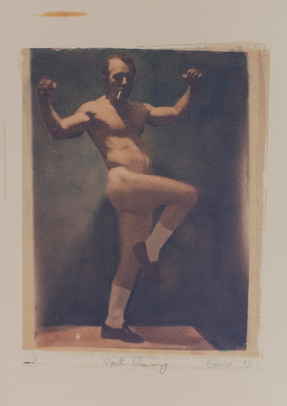 Color Photograph Mark Beard - Mark Dancing (transfert polaroïd d'un homme nu fumant en chaussettes sur Rives BFK)